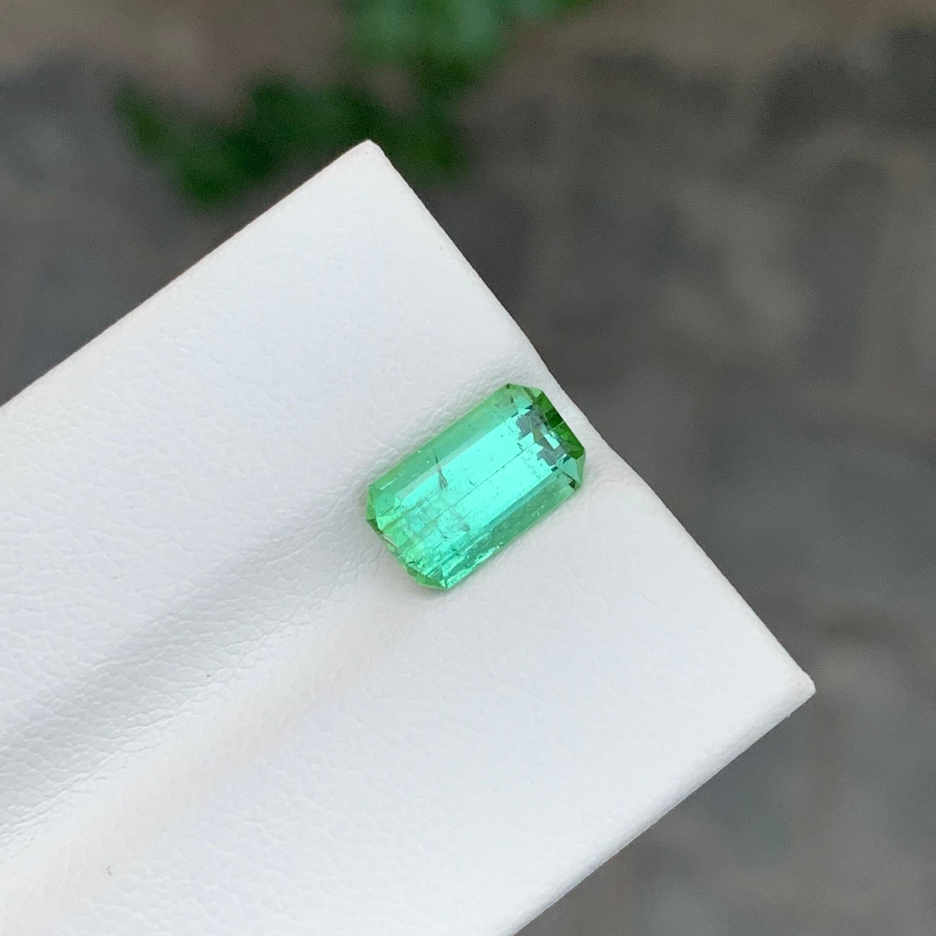 Pierre précieuse naturelle tourmaline menthe non sertie de 2,25 carats en forme d'émeraude en vente 4