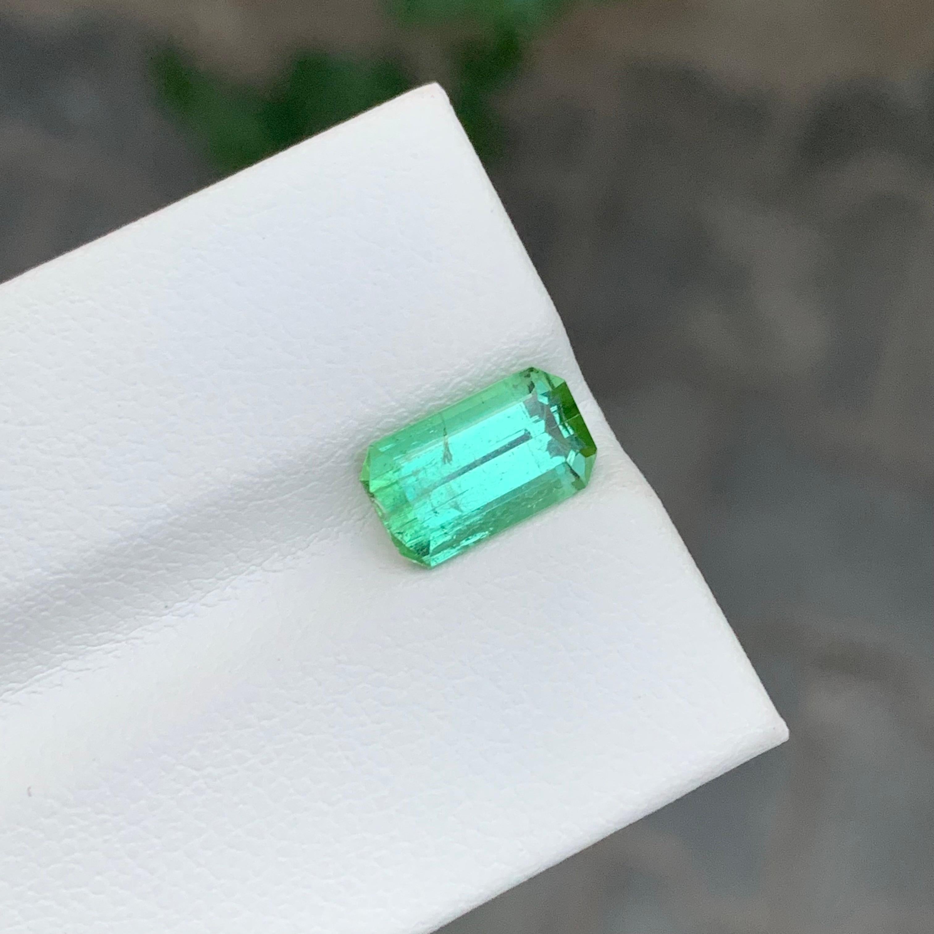 Pierre précieuse naturelle tourmaline menthe non sertie de 2,25 carats en forme d'émeraude en vente 5