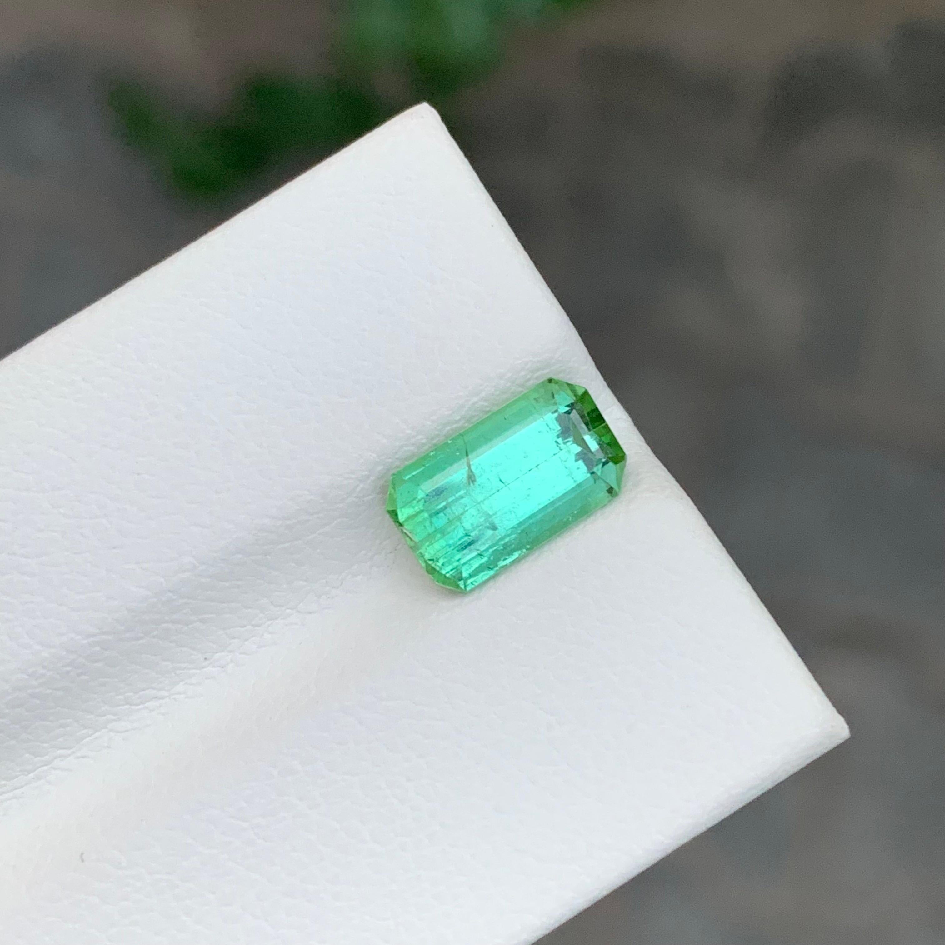 Arts and Crafts Pierre précieuse naturelle tourmaline menthe non sertie de 2,25 carats en forme d'émeraude en vente