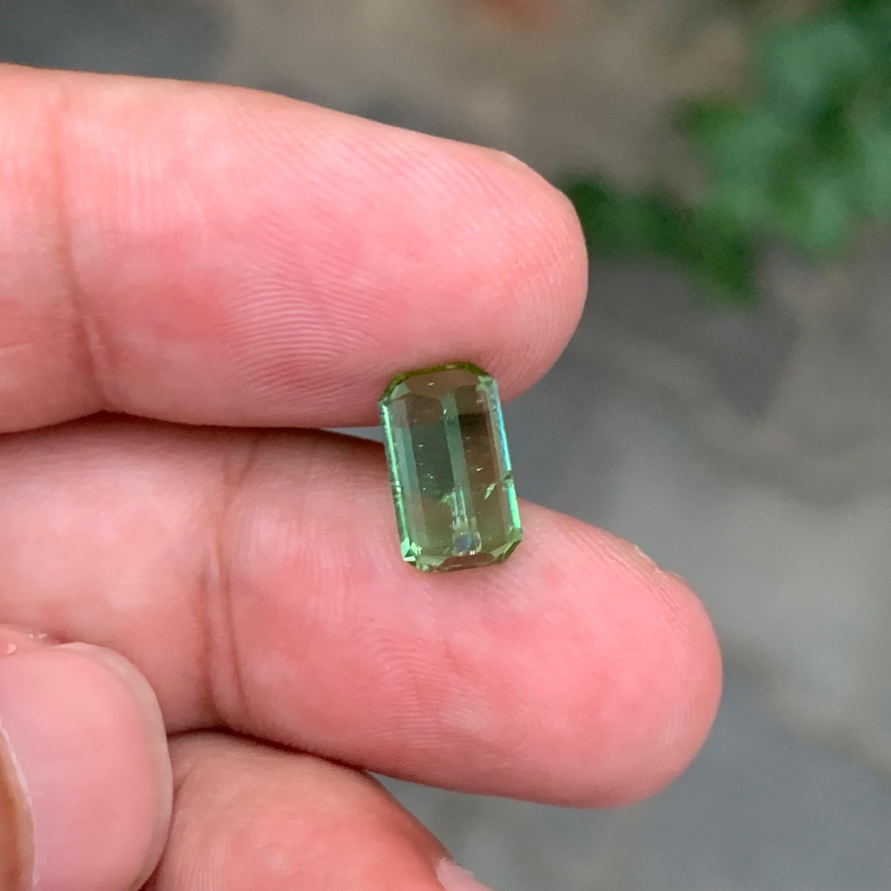 Taille émeraude Pierre précieuse naturelle tourmaline menthe non sertie de 2,25 carats en forme d'émeraude en vente