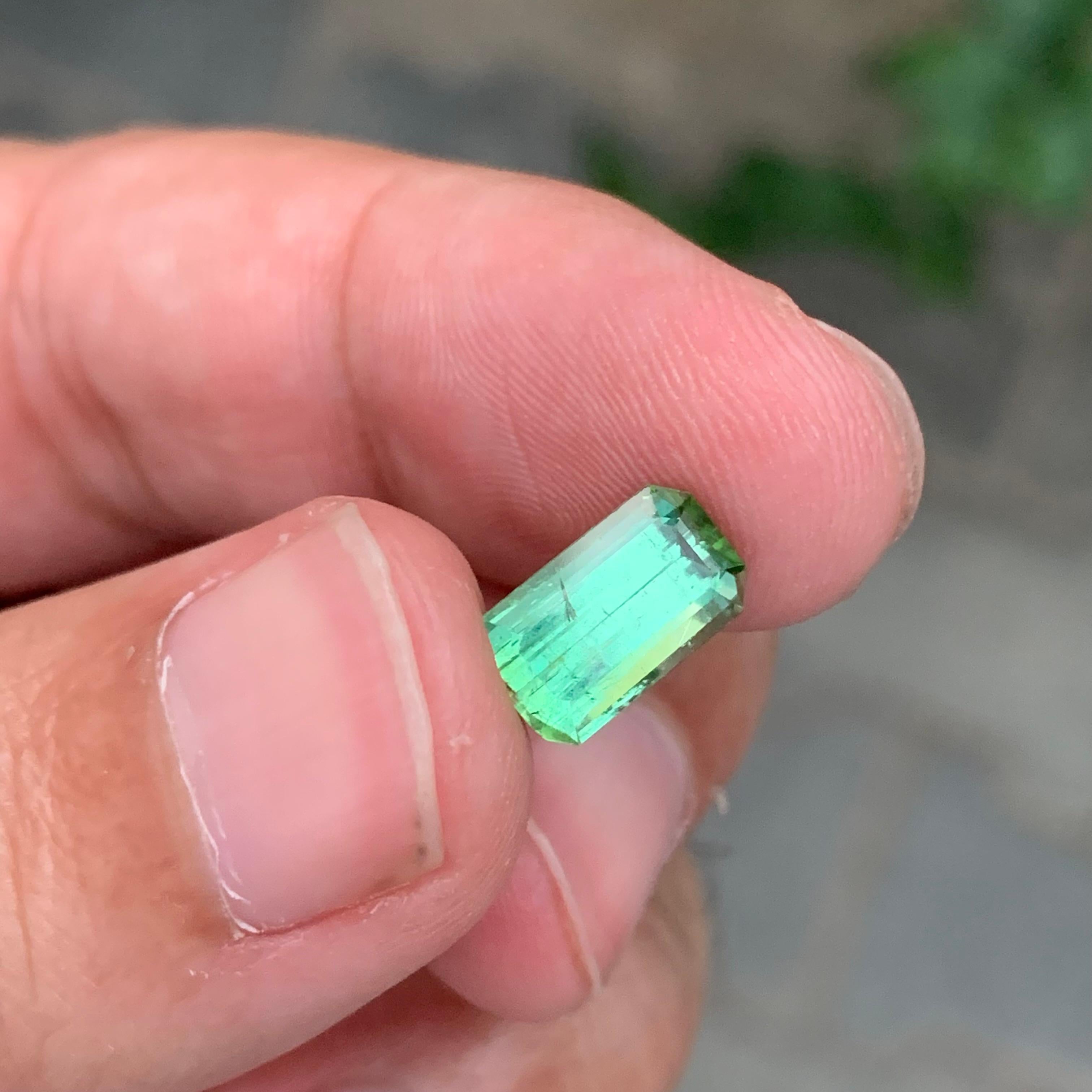 Pierre précieuse naturelle tourmaline menthe non sertie de 2,25 carats en forme d'émeraude Neuf - En vente à Peshawar, PK