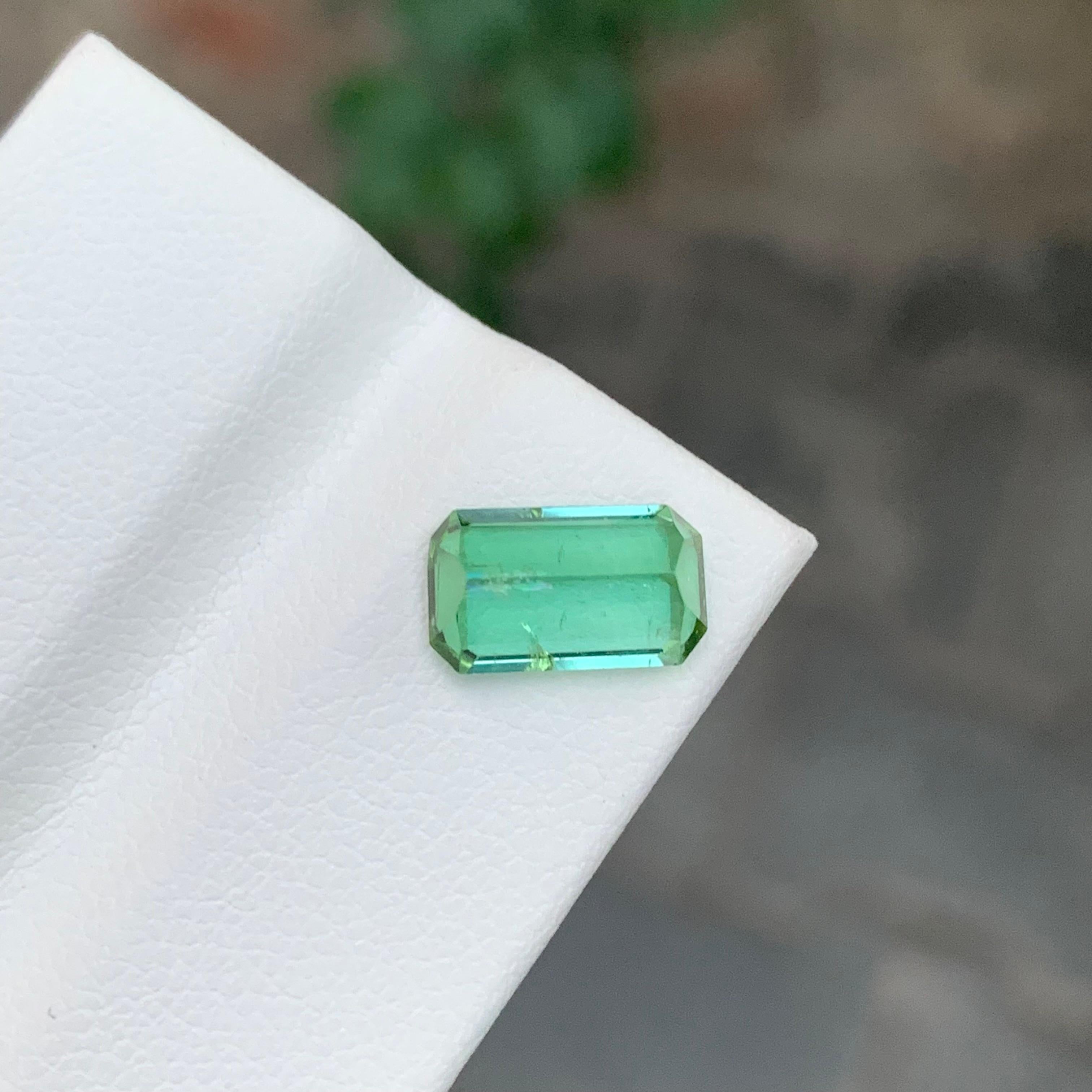 Pierre précieuse naturelle tourmaline menthe non sertie de 2,25 carats en forme d'émeraude Unisexe en vente