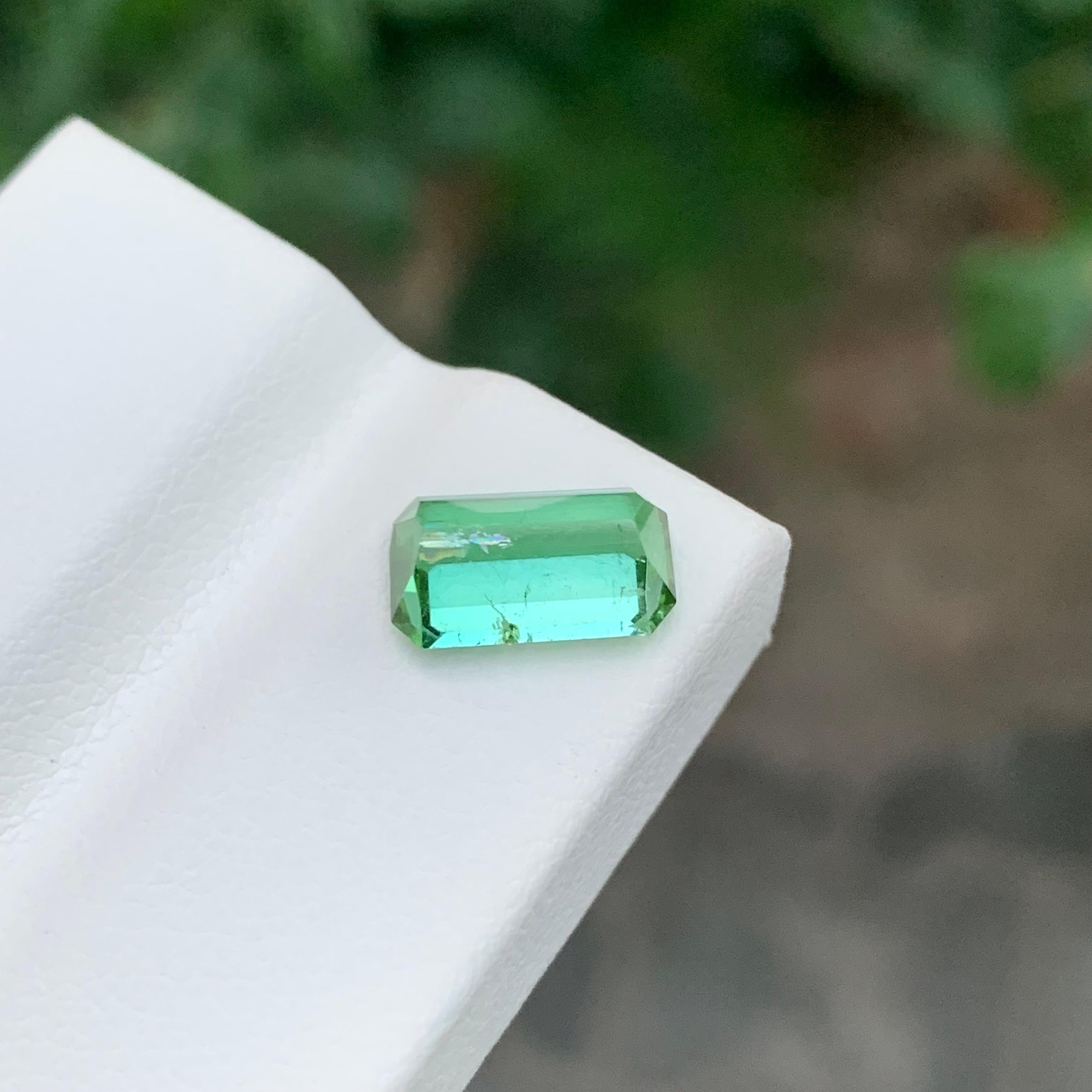 Pierre précieuse naturelle tourmaline menthe non sertie de 2,25 carats en forme d'émeraude en vente 1