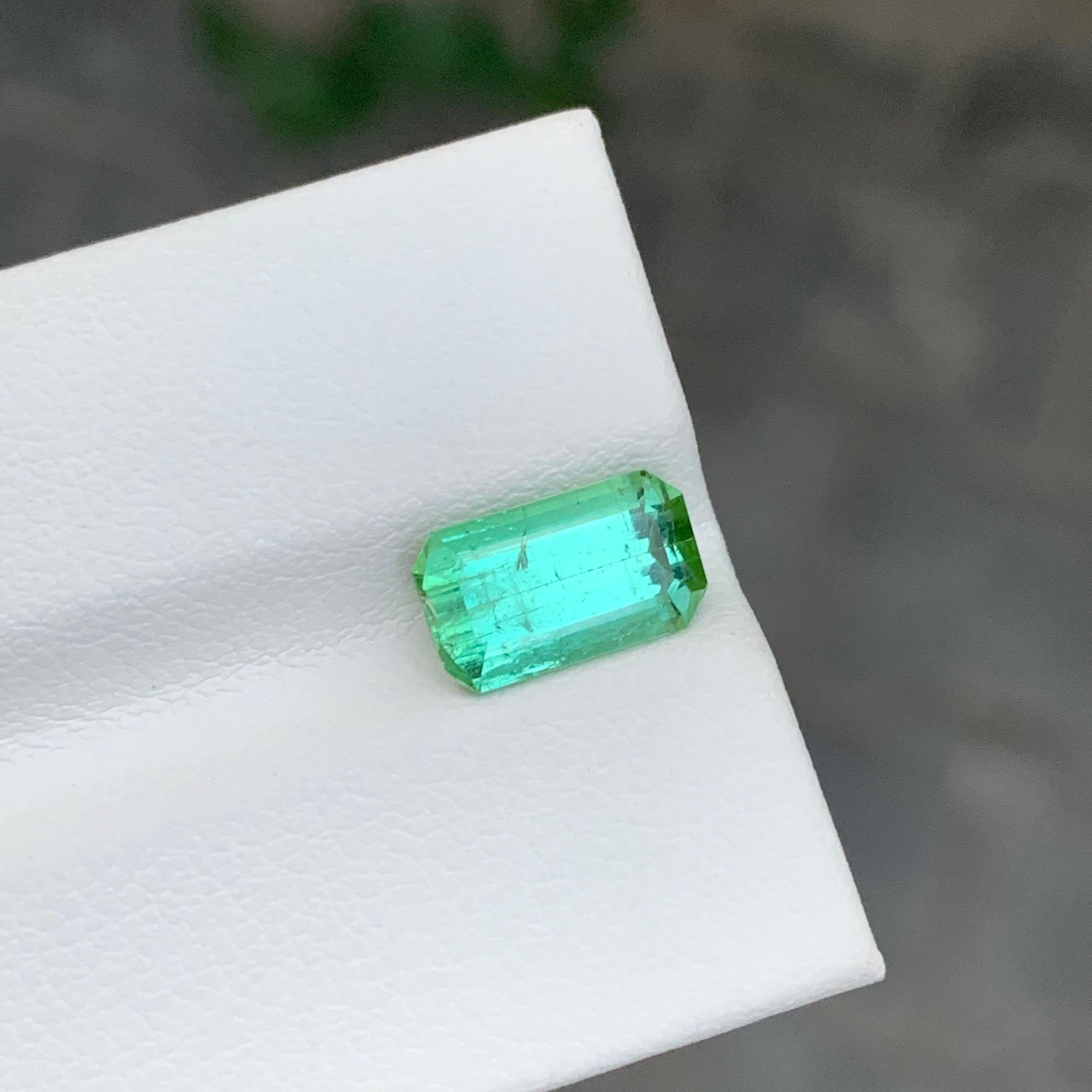 Pierre précieuse naturelle tourmaline menthe non sertie de 2,25 carats en forme d'émeraude en vente 2