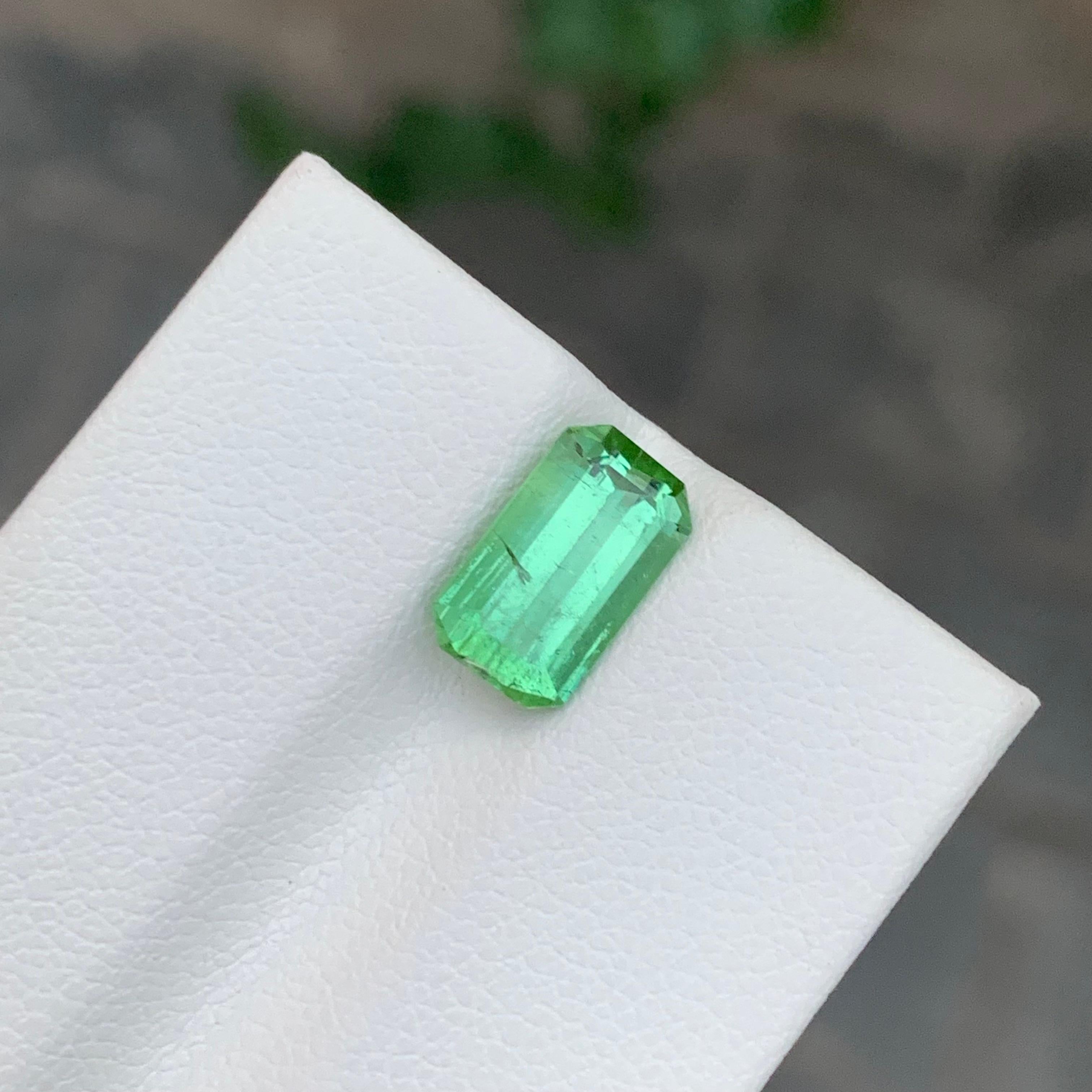 Pierre précieuse naturelle tourmaline menthe non sertie de 2,25 carats en forme d'émeraude en vente 3