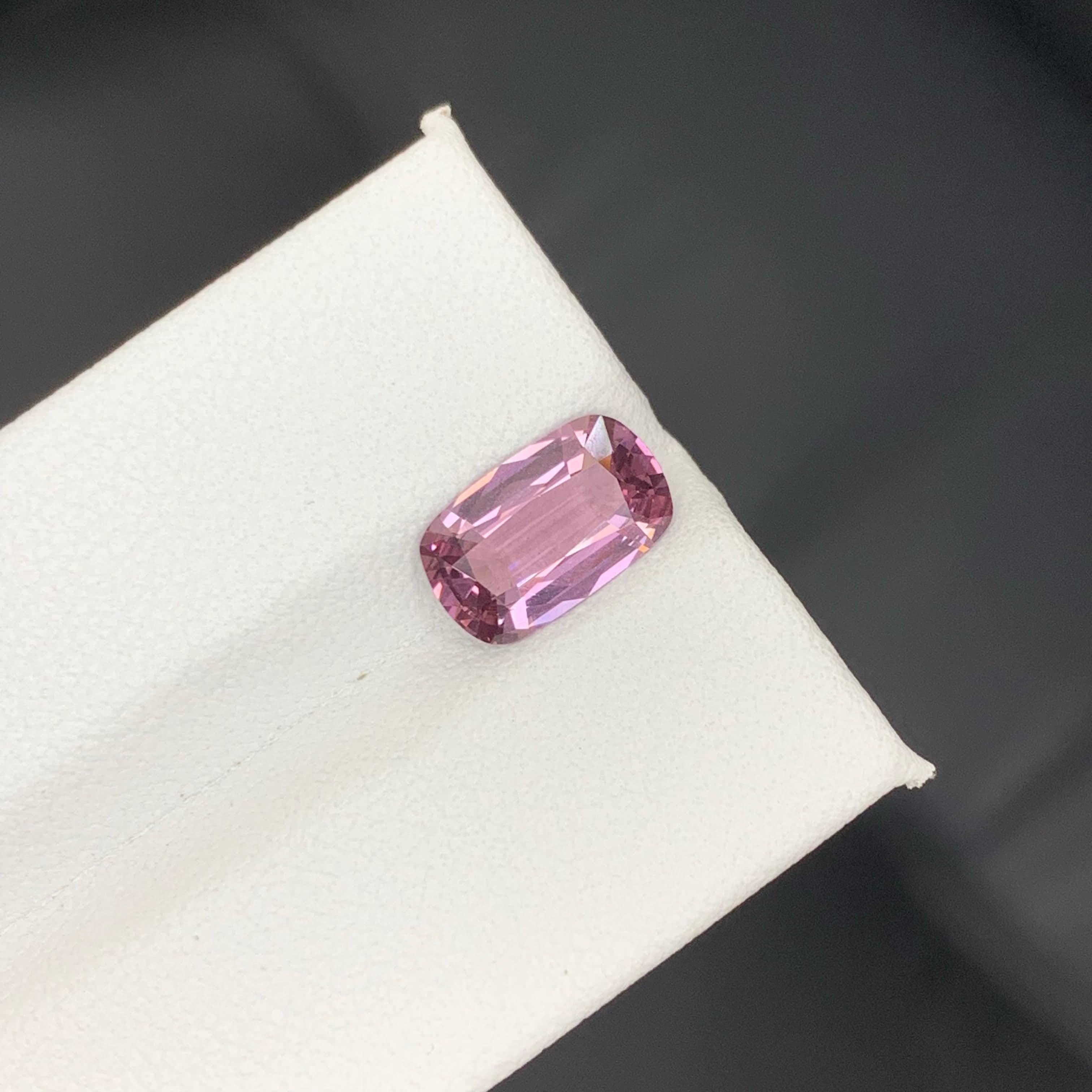 2.25 Carati di Spinello birmano rosa violaceo naturale sciolto con taglio a cuscino in vendita 4