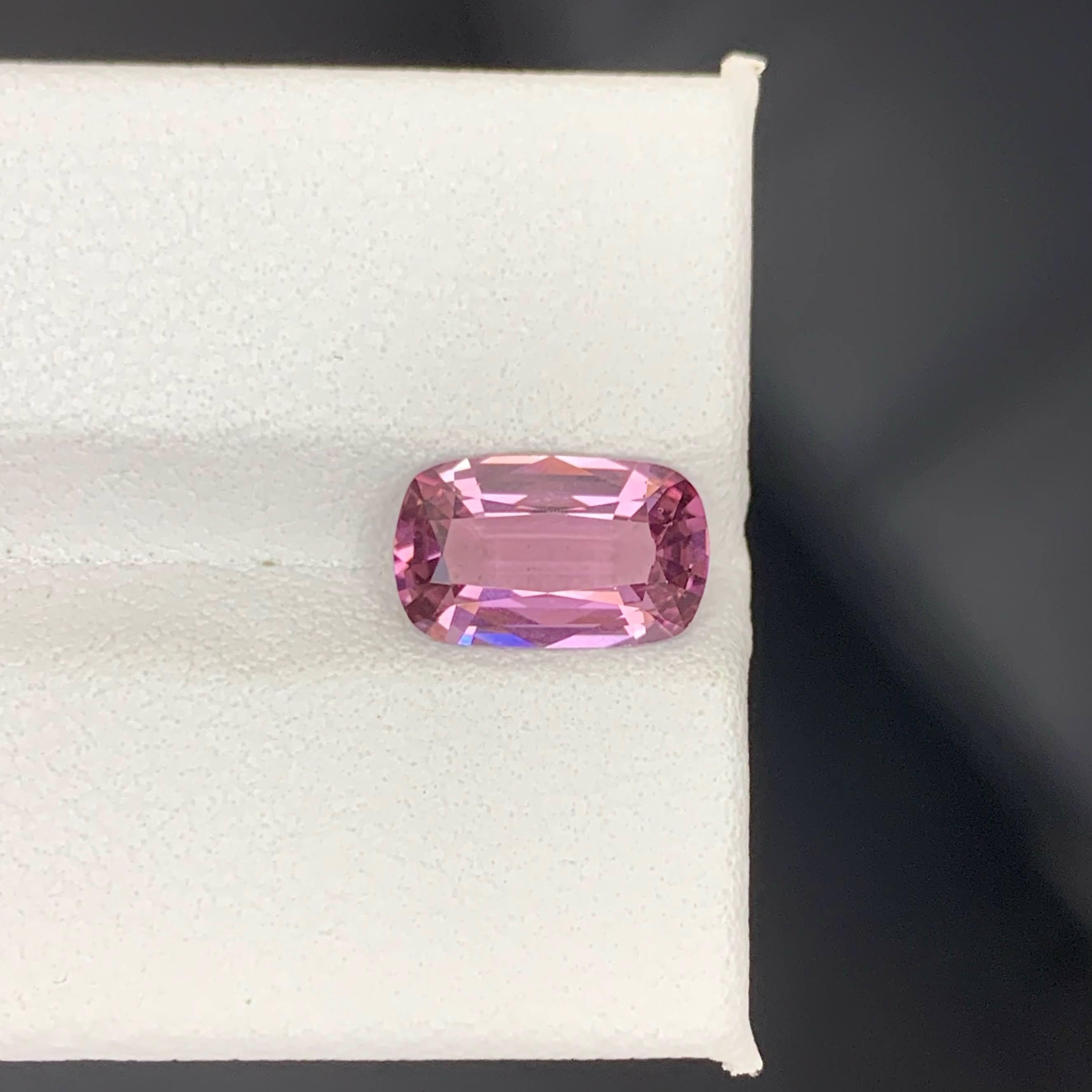 Peso 2,25 carati 
Dimensioni 10,5x6,4x3,7 mm
Trattamento Nessuno 
Origine Birmana 
Clarity Loup Clean 
Forma taglio cuscino 




Questo spinello rosa violaceo sciolto naturale da 2,25 carati affascina con la sua incantevole miscela di toni rosa e