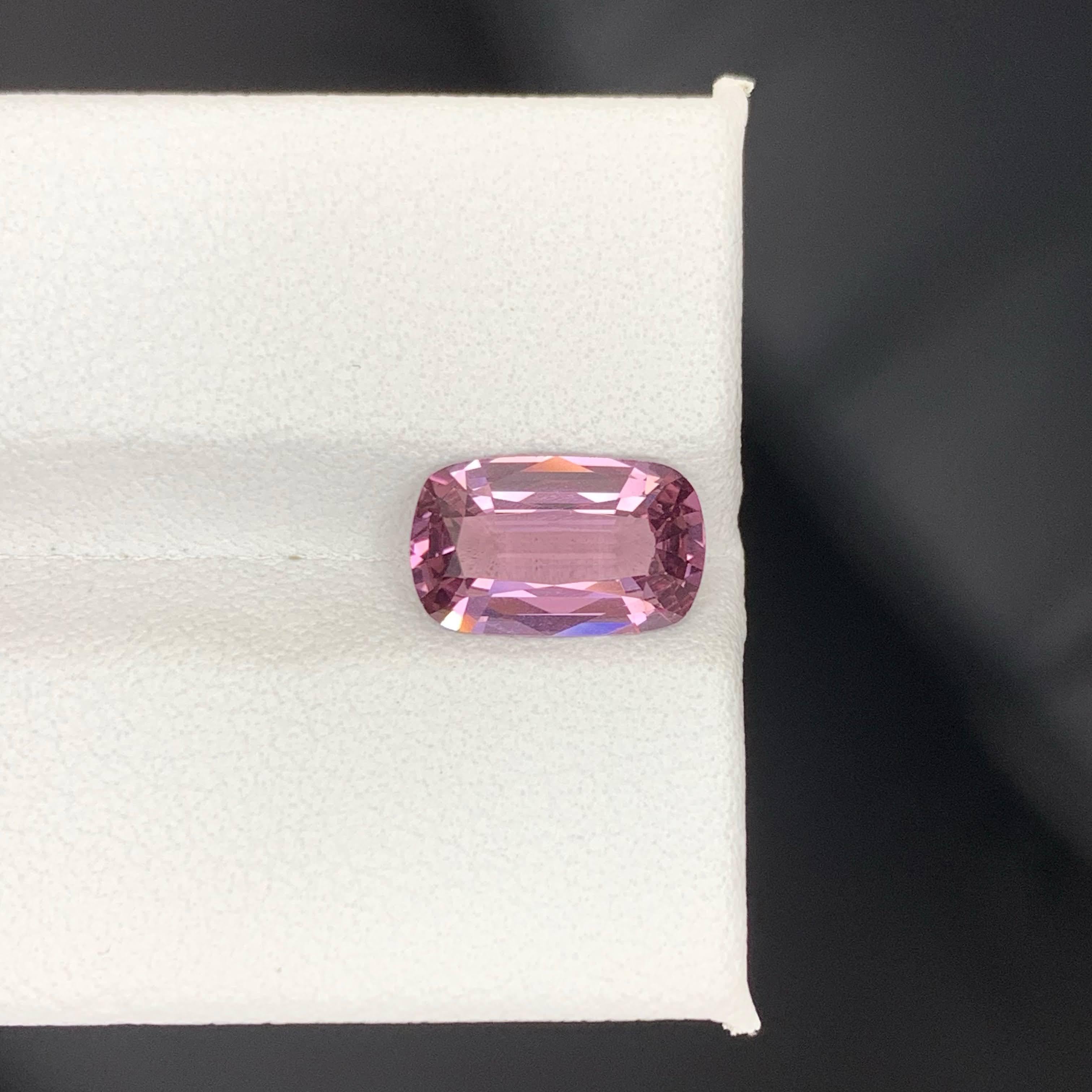 Moderno 2.25 Carati di Spinello birmano rosa violaceo naturale sciolto con taglio a cuscino in vendita