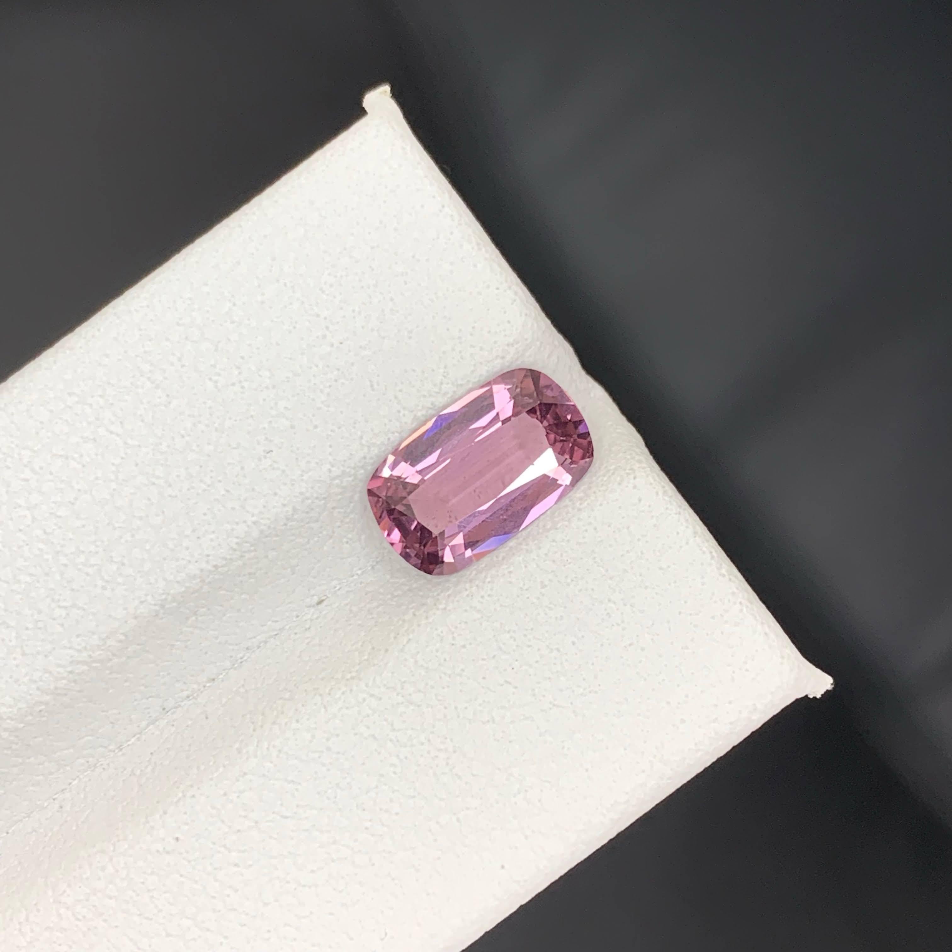 2.25 Carati di Spinello birmano rosa violaceo naturale sciolto con taglio a cuscino In condizioni Nuovo in vendita a Bangkok, TH