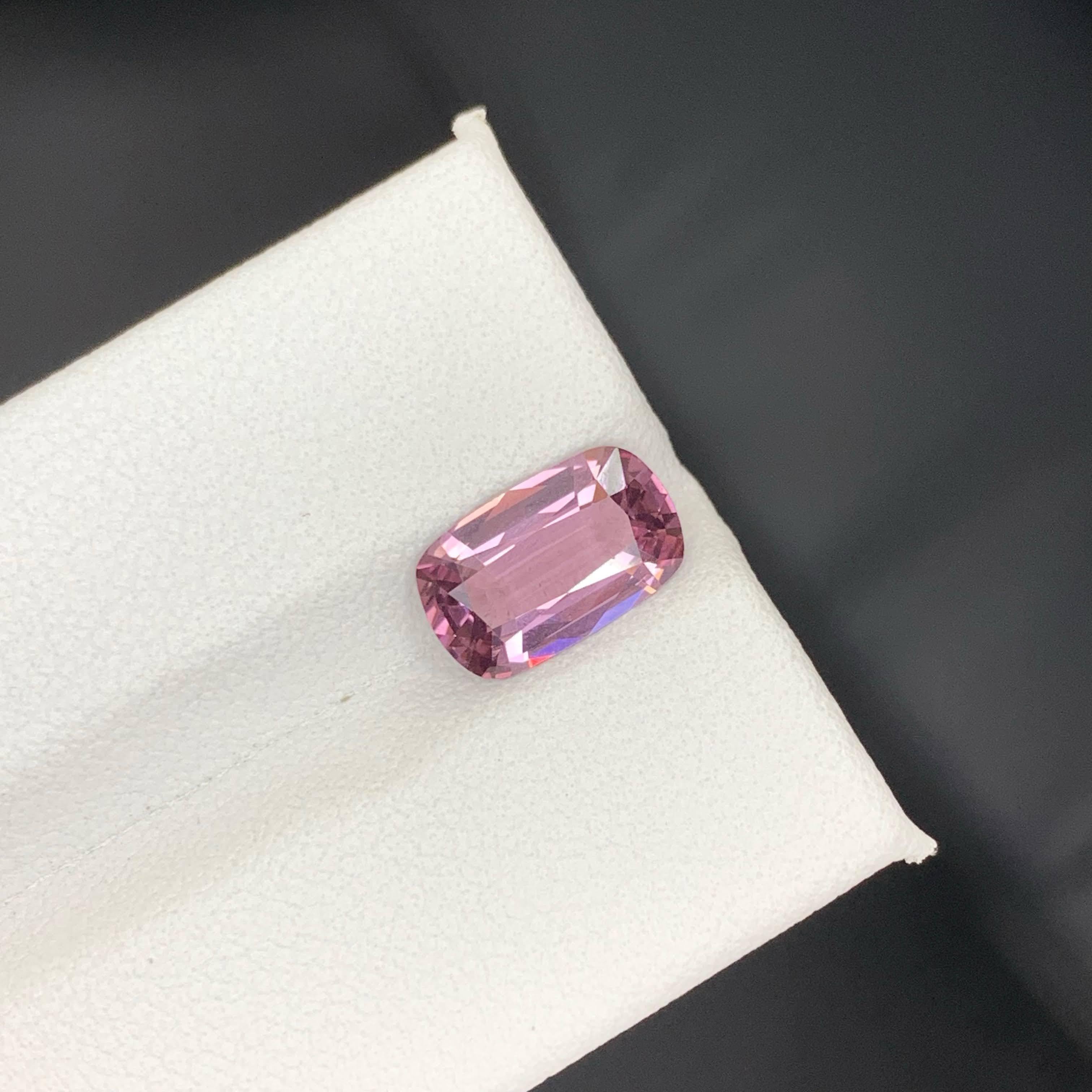 da uomo o donna 2.25 Carati di Spinello birmano rosa violaceo naturale sciolto con taglio a cuscino in vendita