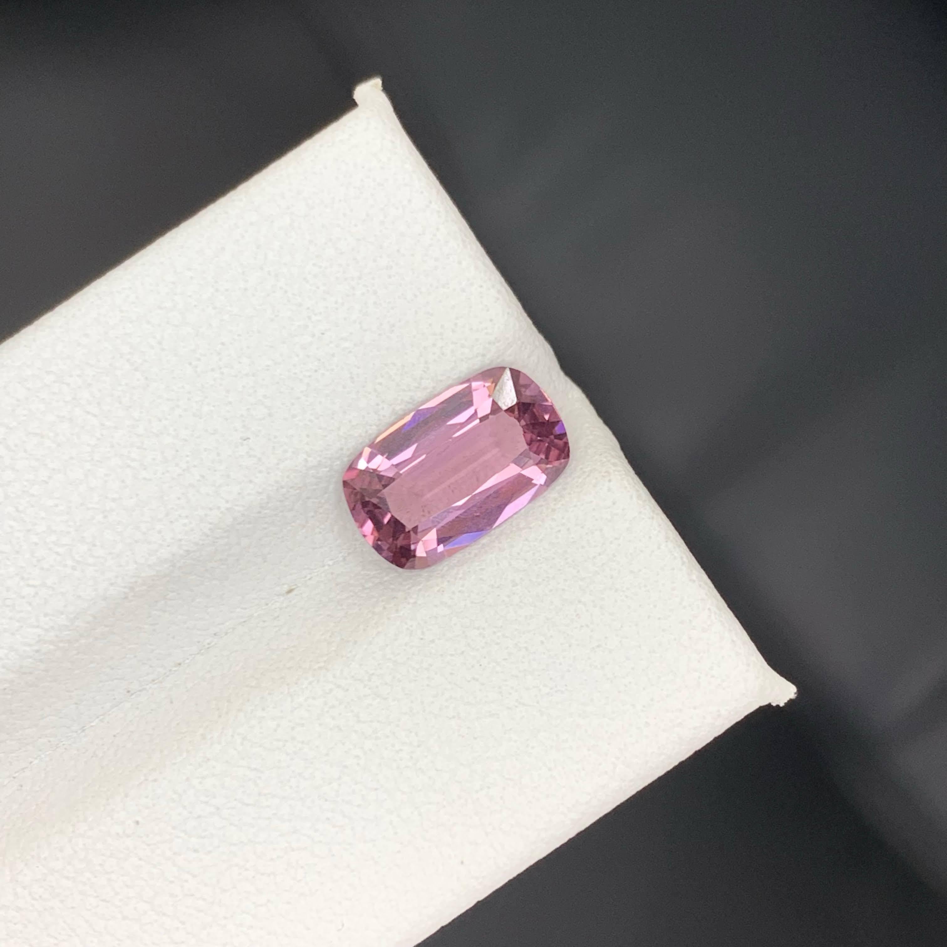 2.25 Carati di Spinello birmano rosa violaceo naturale sciolto con taglio a cuscino in vendita 2