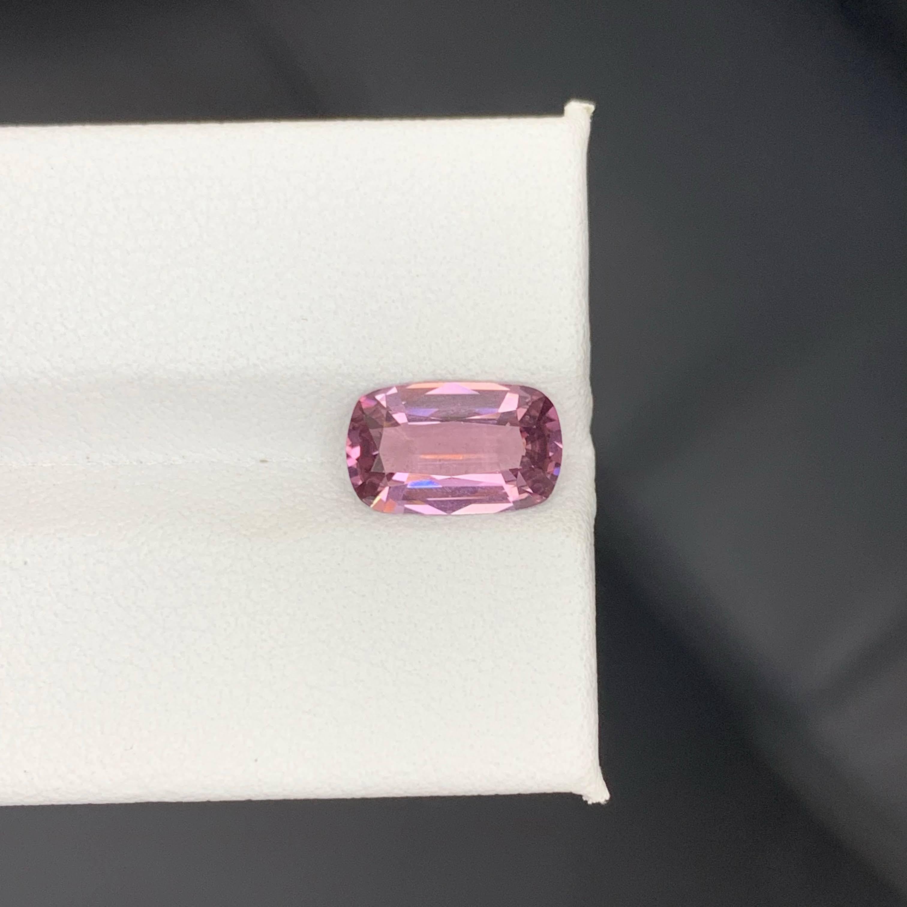 2.25 Carati di Spinello birmano rosa violaceo naturale sciolto con taglio a cuscino in vendita 3