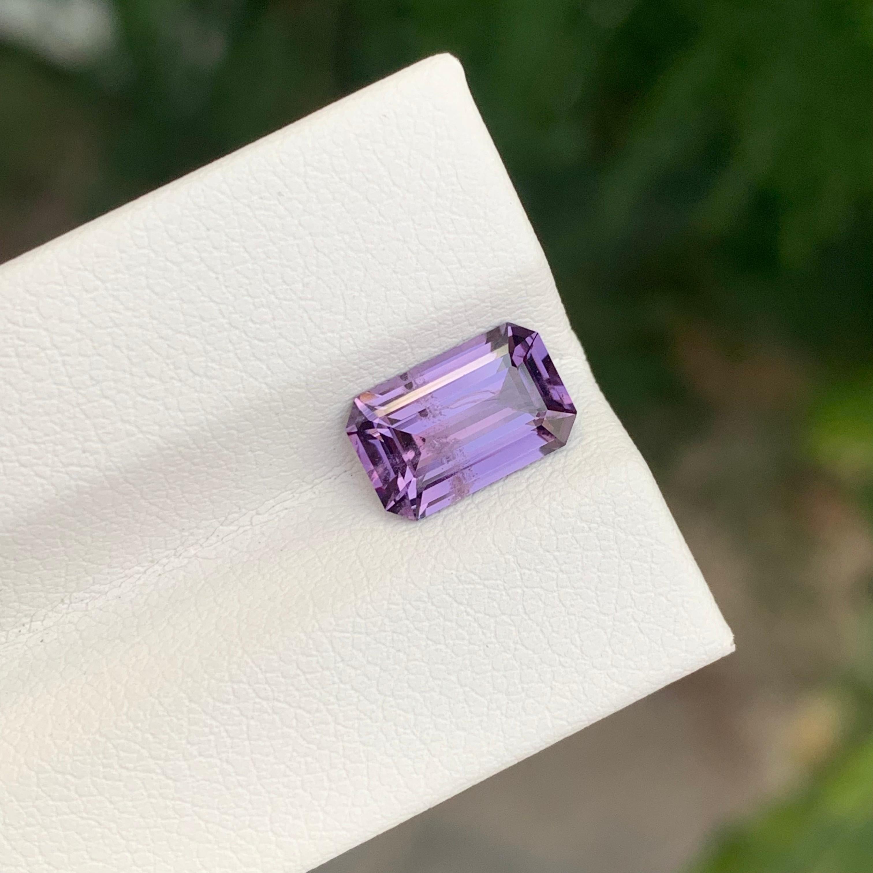 Spinelle rose violacée facettée

Poids : 2,25 carats
Dimension : 9,6 x 6,1 x 4 mm
Traitement : Non
Forme : Émeraude 
Couleur : Violet

La Brilliante est une pierre précieuse captivante appréciée pour ses couleurs brillantes et sa clarté