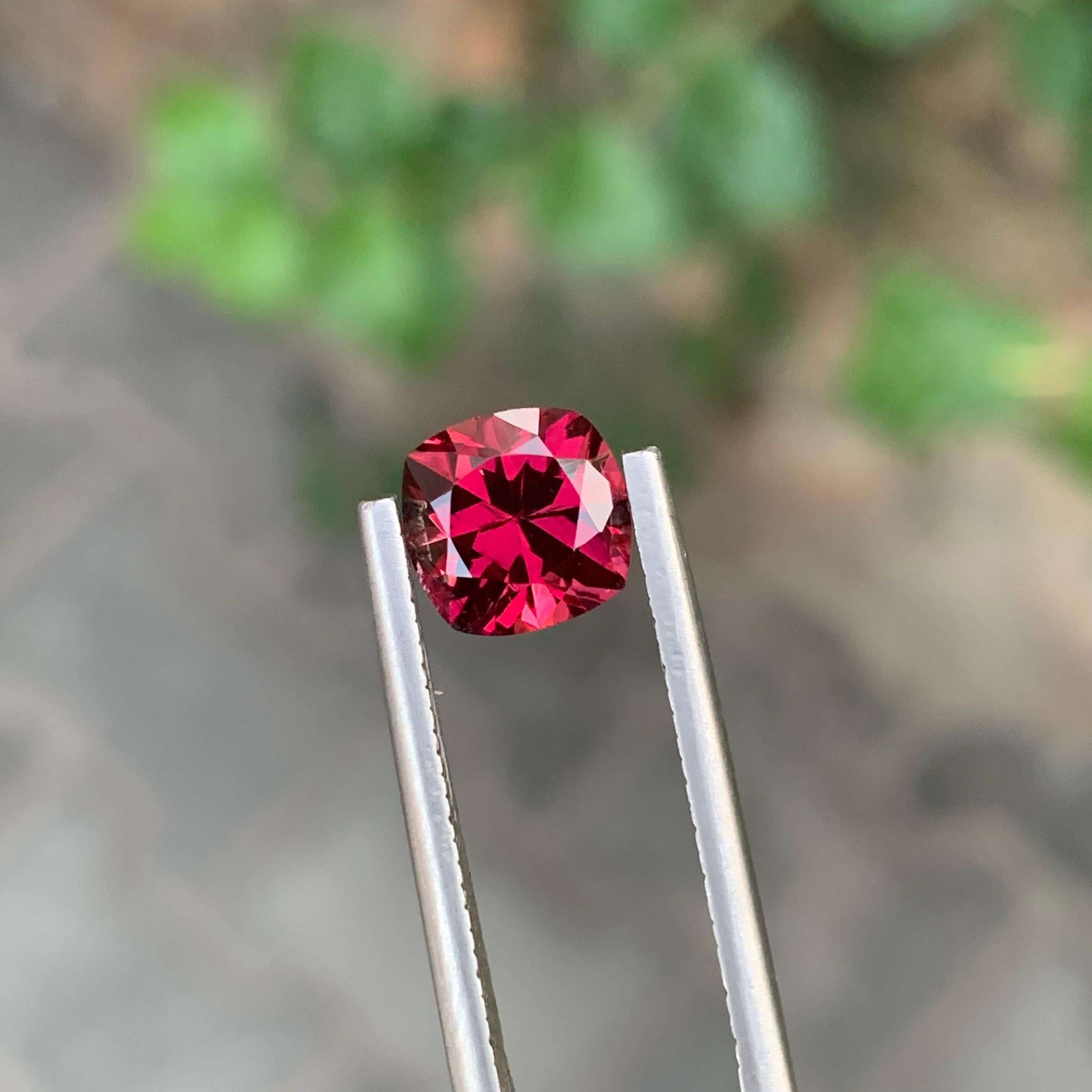Grenat rhodolite en vrac

Poids : 2,25 carats
Dimension : 7,5 x 7,3 x 5,2 mm
Couleur : Rouge
Origine : Afrique
Traitement : Non
Forme : Coussin 

Le grenat rhodolite, une pierre précieuse célèbre pour ses teintes rouge-pourpre enchanteresses, occupe