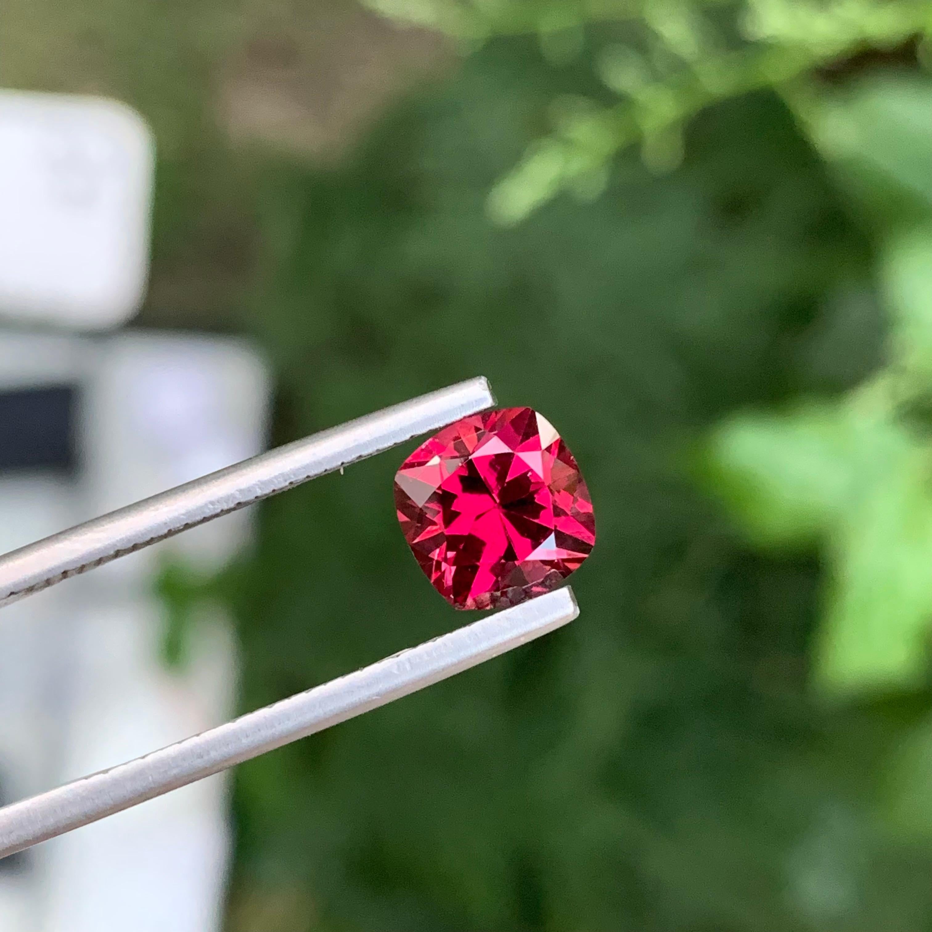 Pierre précieuse grenat rhodolite naturelle taille coussin de 2,25 carats Unisexe en vente