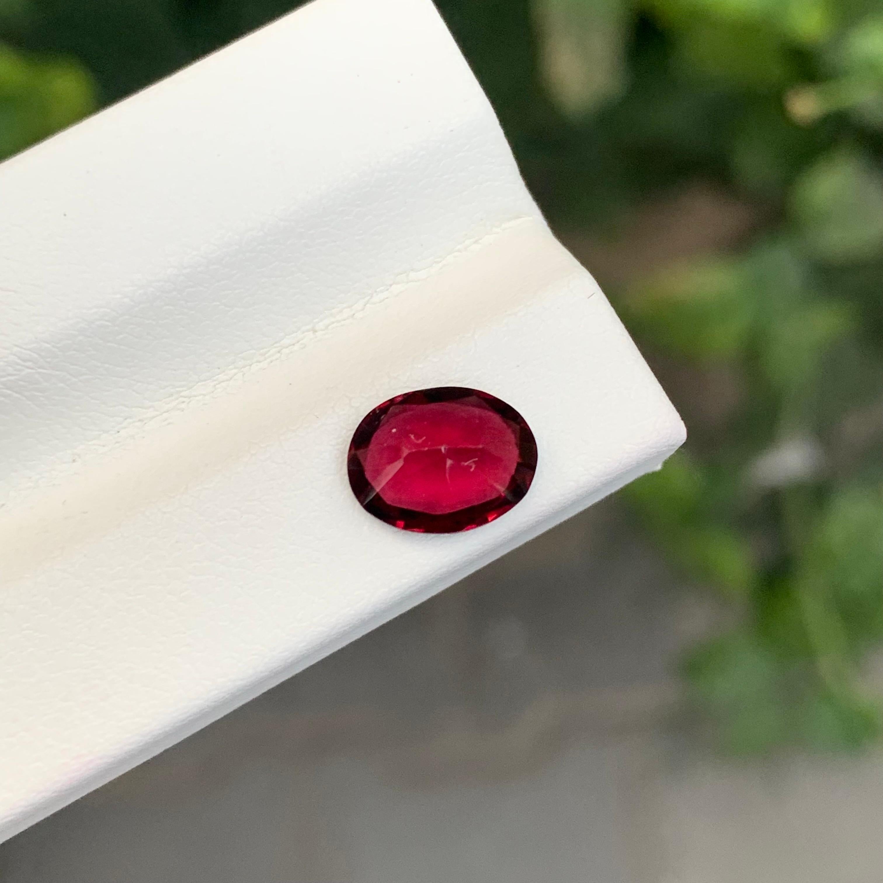 2.25 Carat Natural Loose Rhodolite Garnet Oval Shape Gemstone (grenat rhodolite en vrac de forme ovale) Unisexe en vente