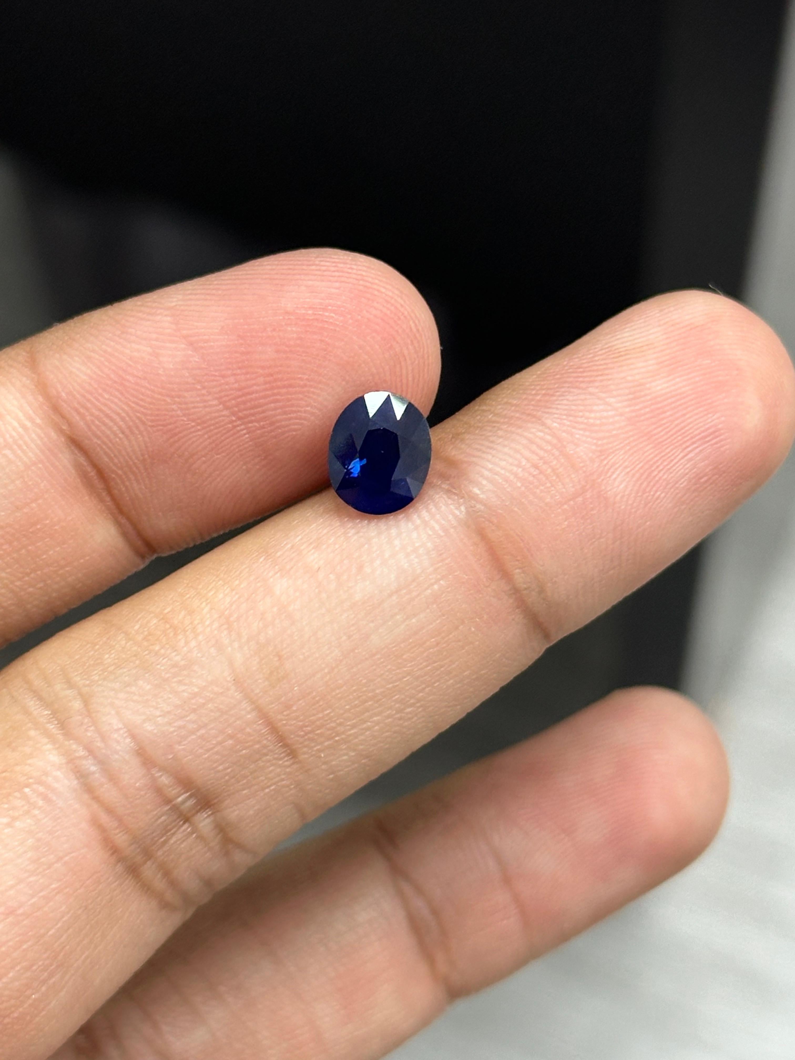 Un saphir de 2.25 carats, resplendissant dans une teinte bleu royal. Il provient des mines de pierres précieuses du Sri Lanka. Cette gemme exquise n'a subi aucune forme de traitement, conservant son origine 100% naturelle. Le saphir est taillé à la