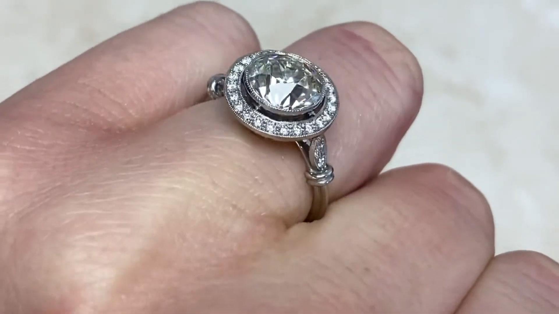 Taille vieille Europe Bague en platine avec diamant taille européenne ancienne (environ 2,20 carats), halo de diamants en vente
