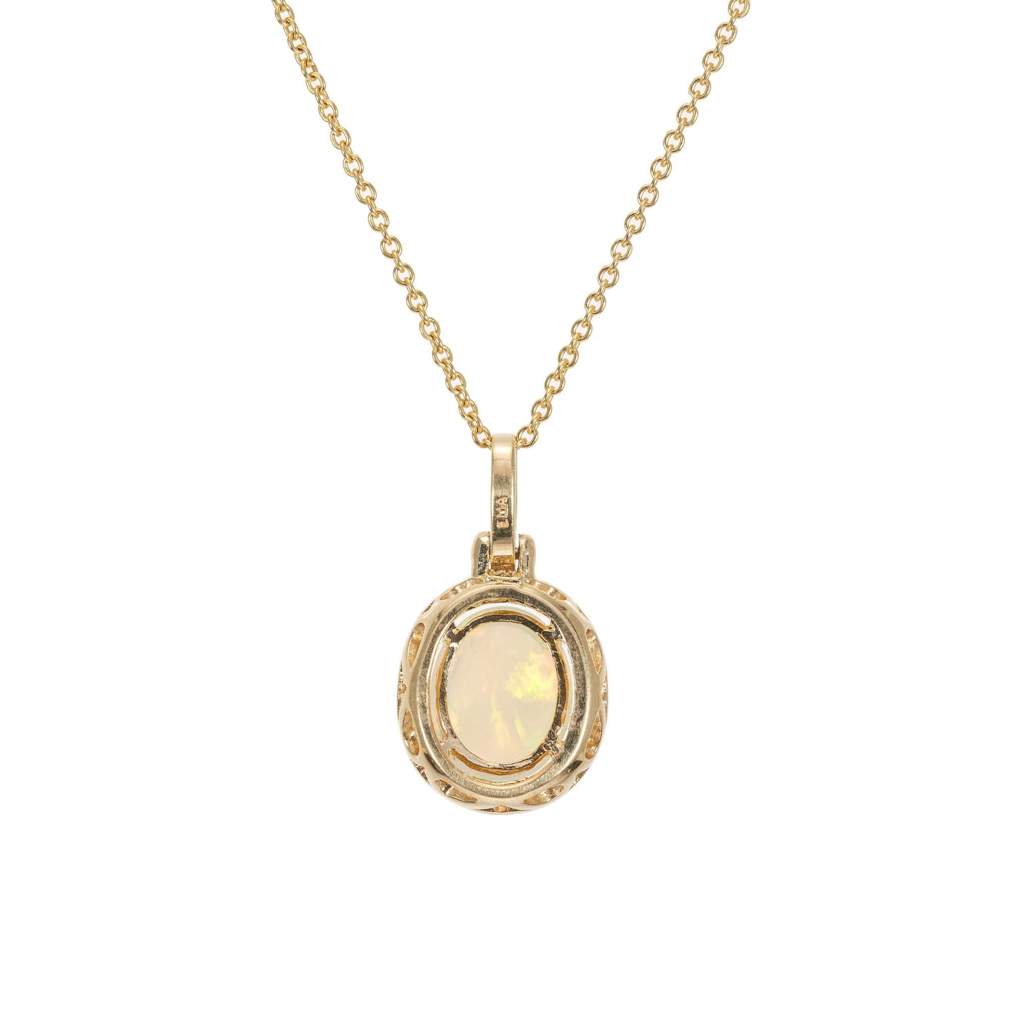 Taille ovale Collier pendentif en or jaune avec halo de diamants et opale de 2,25 carats en vente