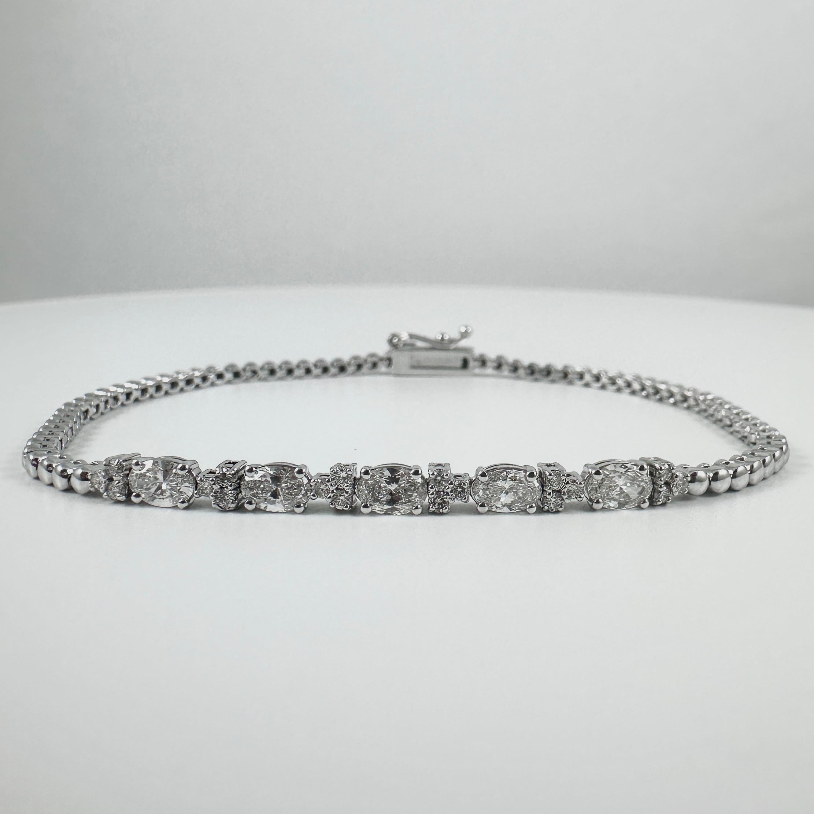 Bracciale Tennis con diamanti ovali e rotondi da 2,25 carati in oro bianco 14K, 7 pollici in vendita 4
