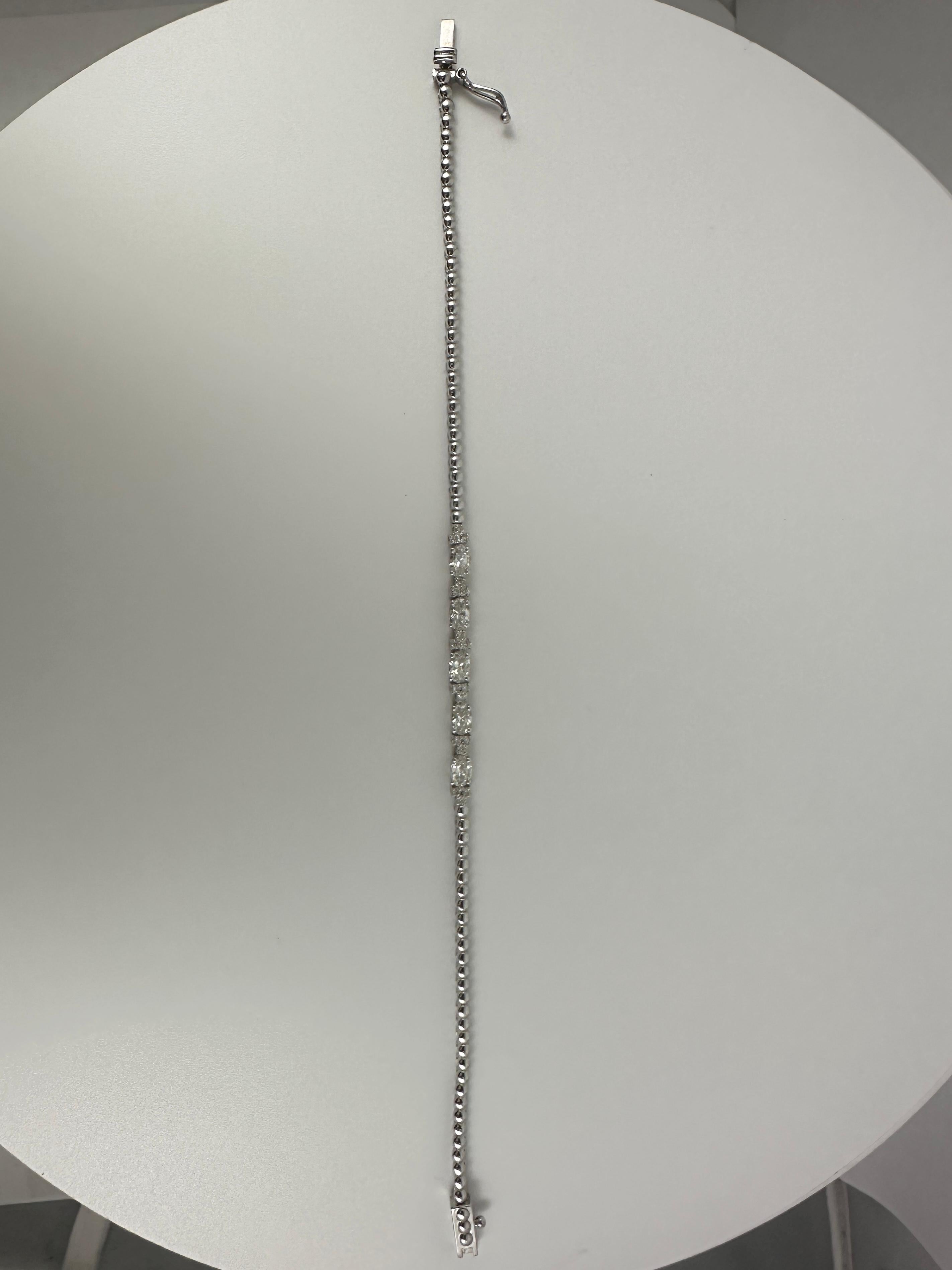 Bracciale Tennis con diamanti ovali e rotondi da 2,25 carati in oro bianco 14K, 7 pollici

Questo raffinato bracciale tennis offre un tocco moderno su un classico senza tempo, mettendo in mostra un mix armonioso di diamanti ovali e tondi brillanti.