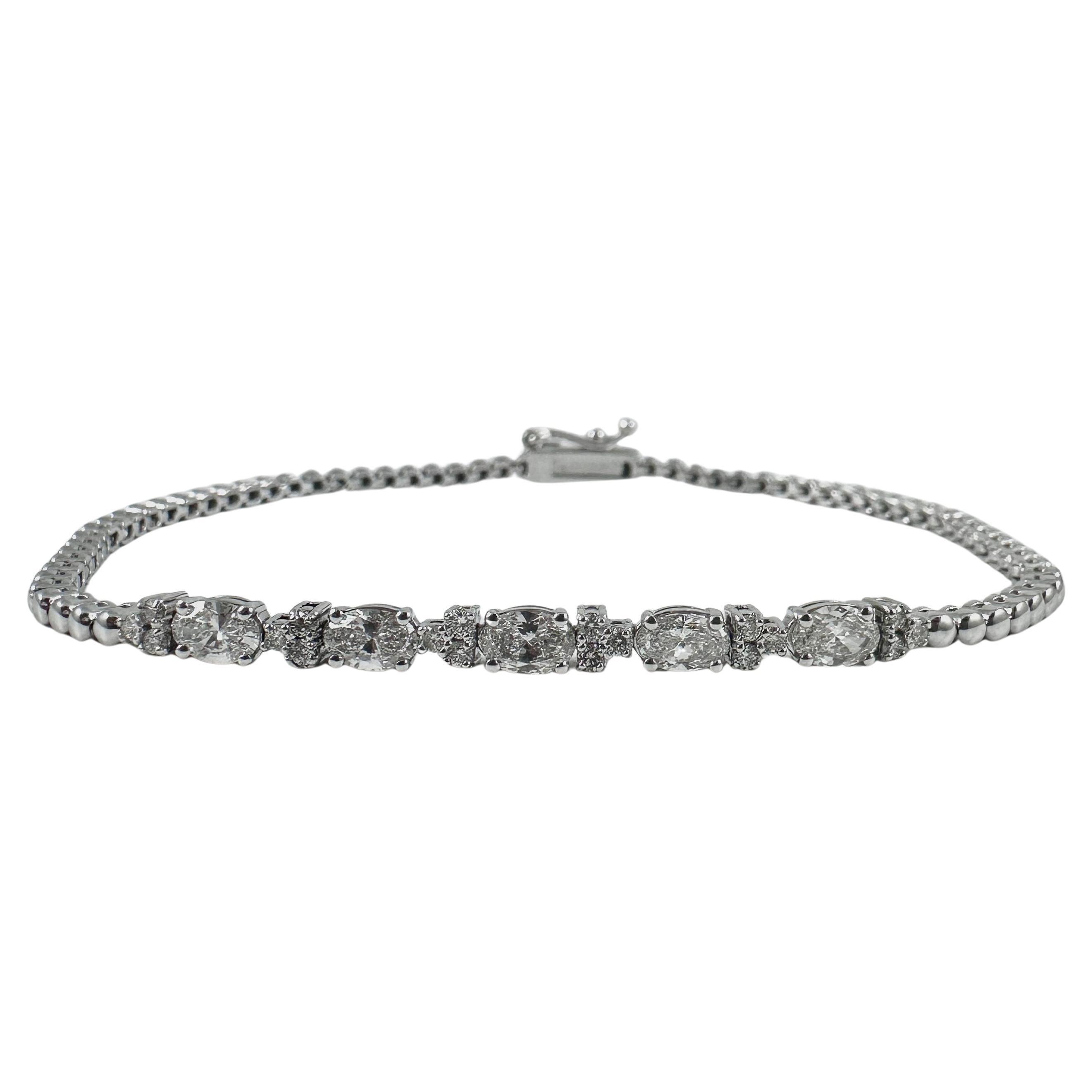 Bracciale Tennis con diamanti ovali e rotondi da 2,25 carati in oro bianco 14K, 7 pollici in vendita