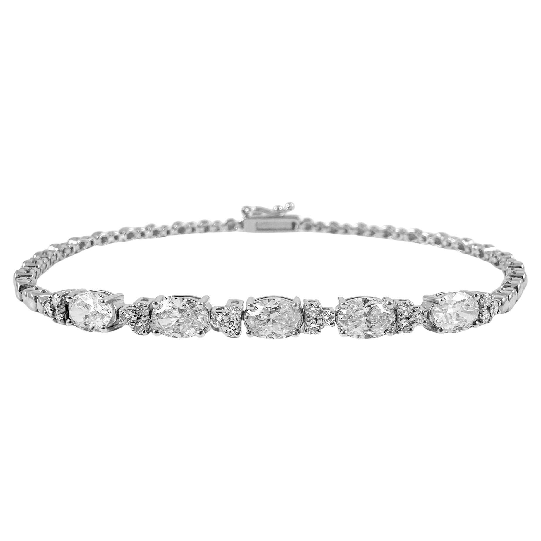 Bracelet de tennis en or blanc 14 carats avec diamants ovales et ronds de 2,25 carats, 7 pouces en vente