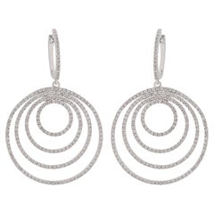 Boucles d'oreilles pendantes multi-cercles en or blanc 10k avec diamants pavés de 2,25 carats.