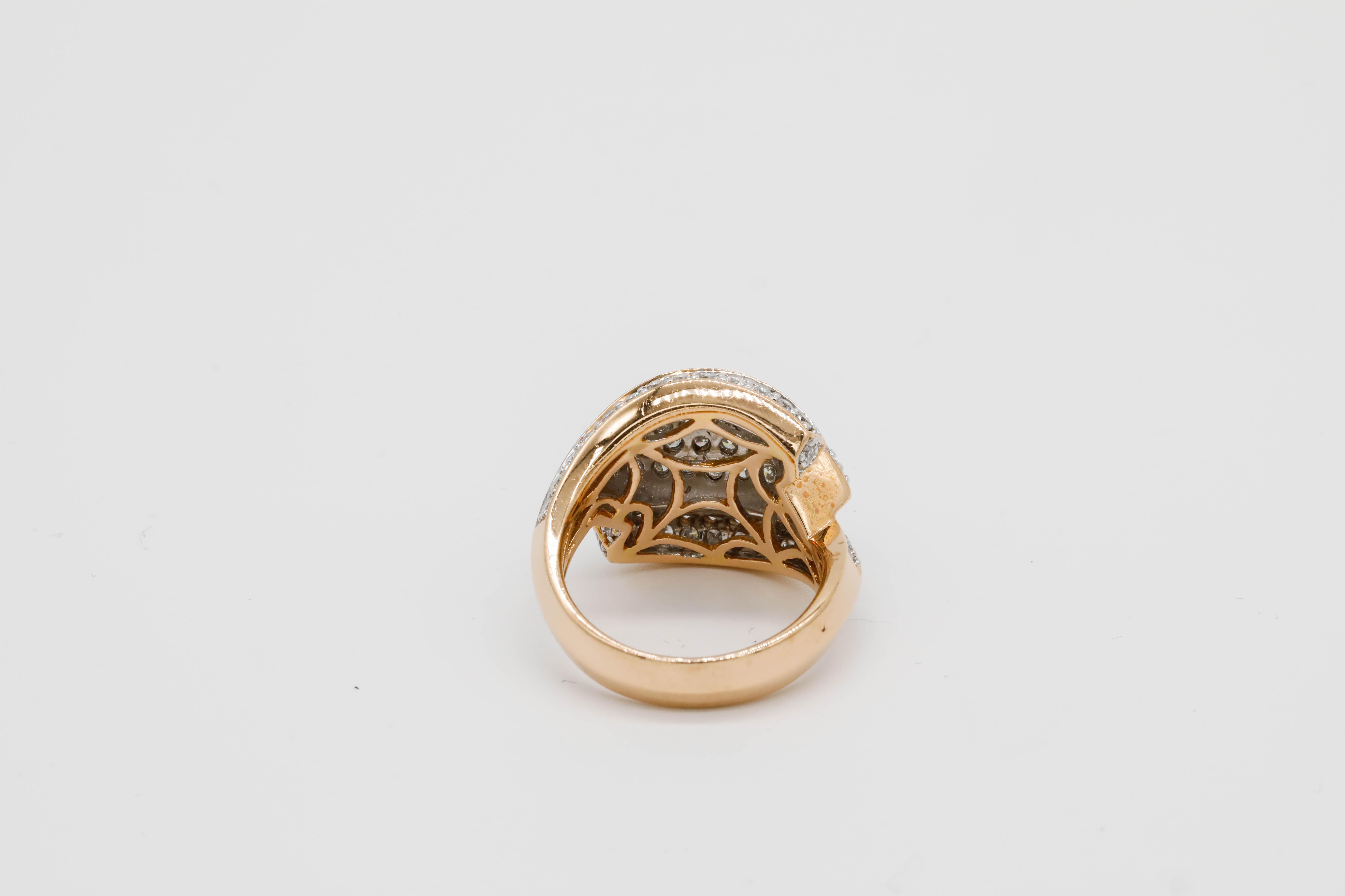 Contemporain Bague en or rose 14k avec dôme et pavage de diamants ronds de 2,25 carats en vente