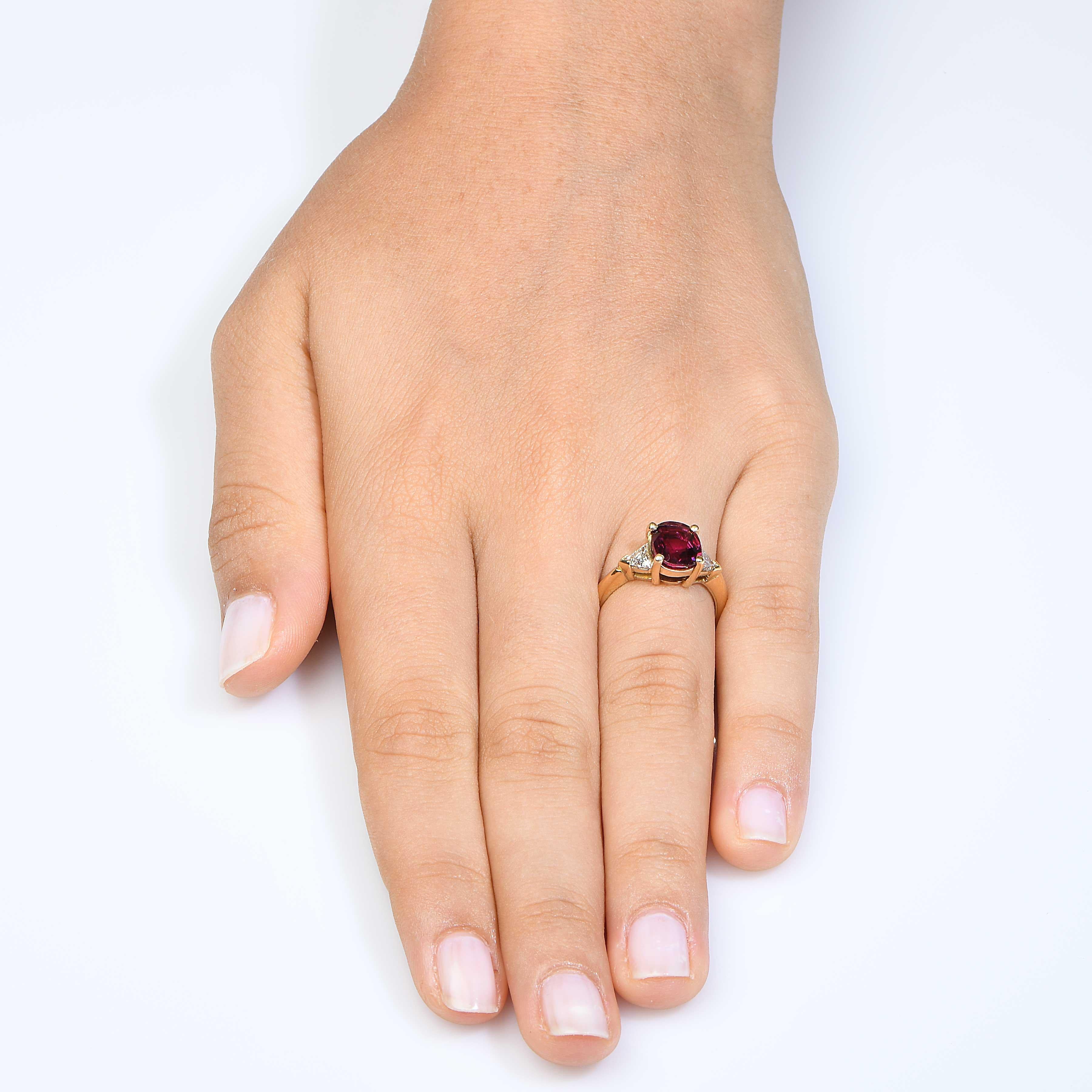 La bague rubis et diamant présente un rubis de taille ovale d'un poids estimé à 2,25 carats et deux diamants de taille brillant d'un poids total estimé à 0,45 carat sertis dans de l'or jaune 18 carats.
Taille de la bague : 5 3/4
Métal Poids : 6,1