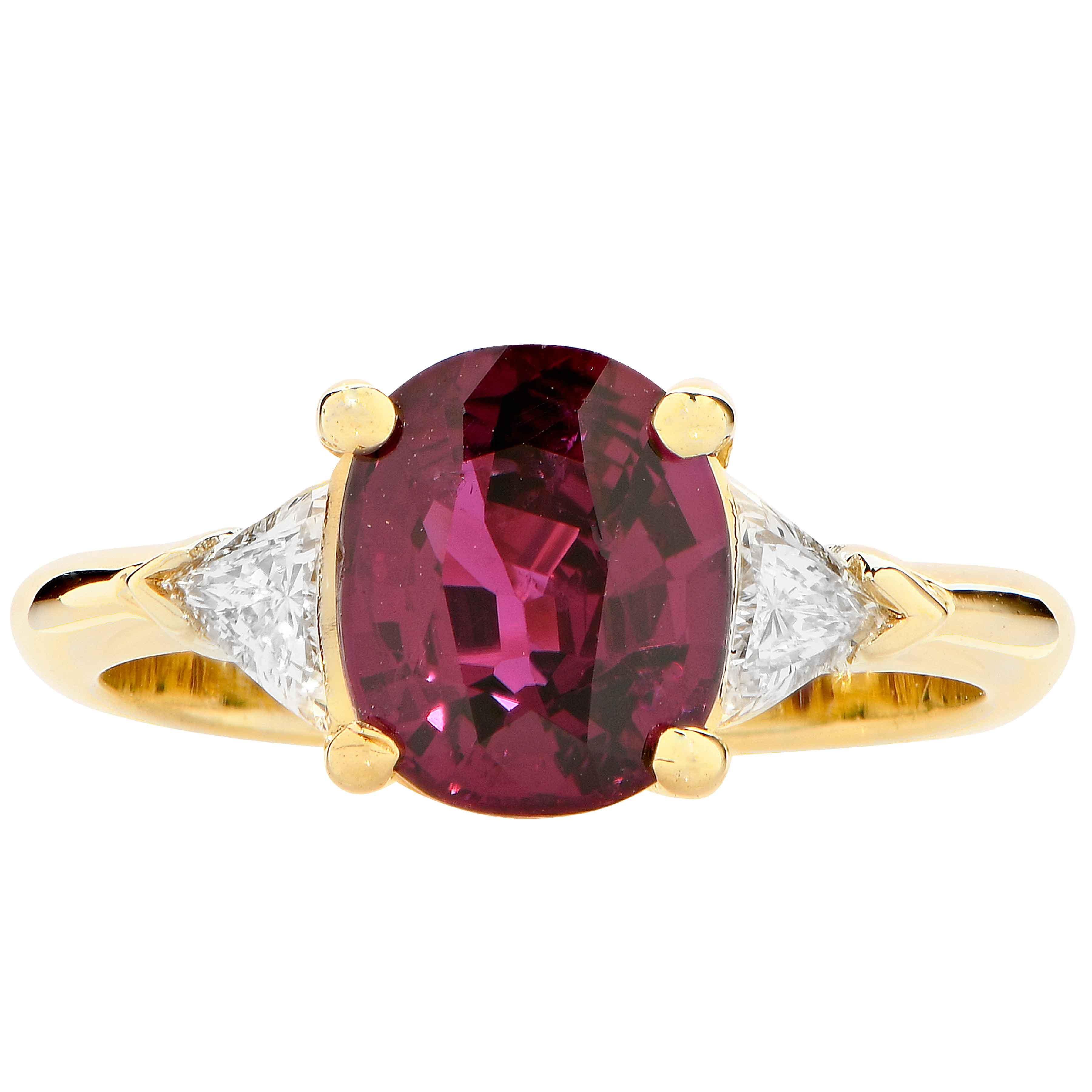 Moderne Bague en or jaune 18 carats avec rubis et diamants de 2,25 carats en vente