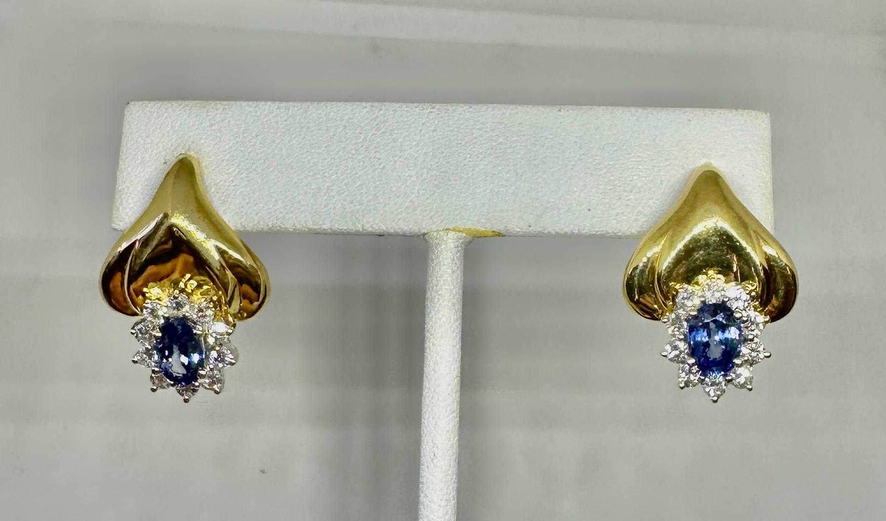 Si tratta di uno splendido paio di orecchini con zaffiro naturale estratto da 2,25 carati e 22 diamanti in oro giallo da 18 carati.  I raffinati zaffiri blu naturali sono gemme ovali sfaccettate assolutamente straordinarie.  Ognuno di essi ha una