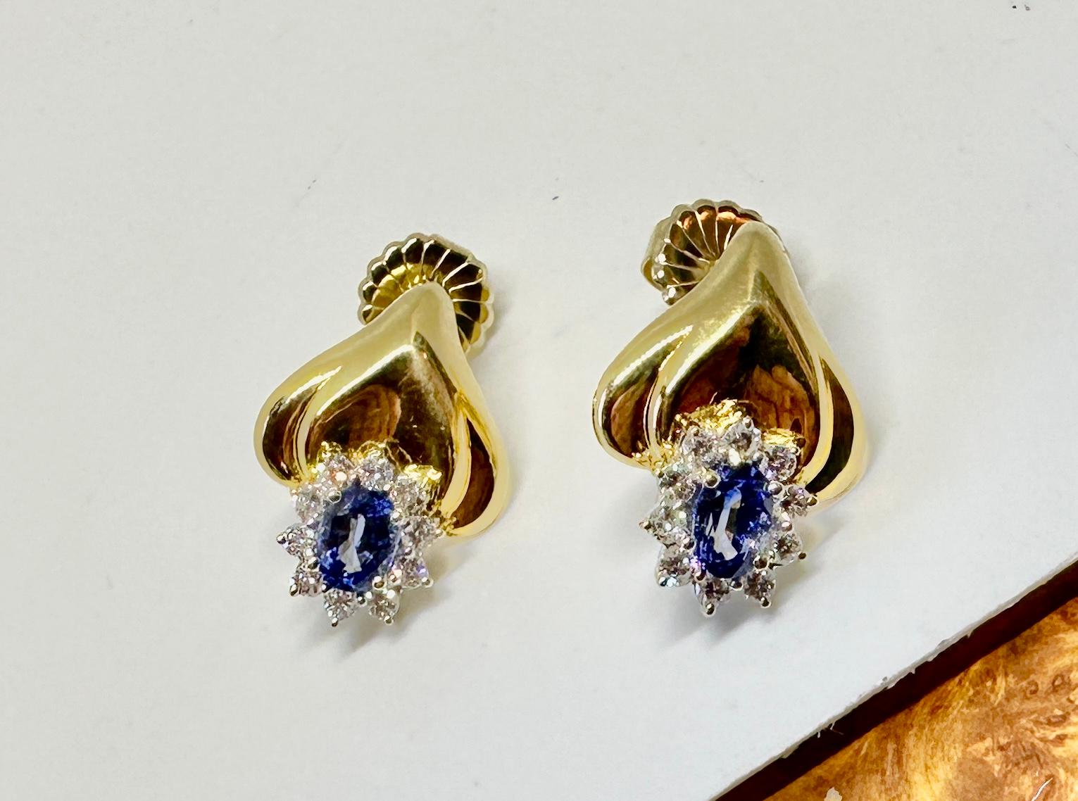 Orecchini a cerchio con zaffiro e 20 diamanti da 2,25 carati Cuore nuziale in oro 18 carati in vendita 2