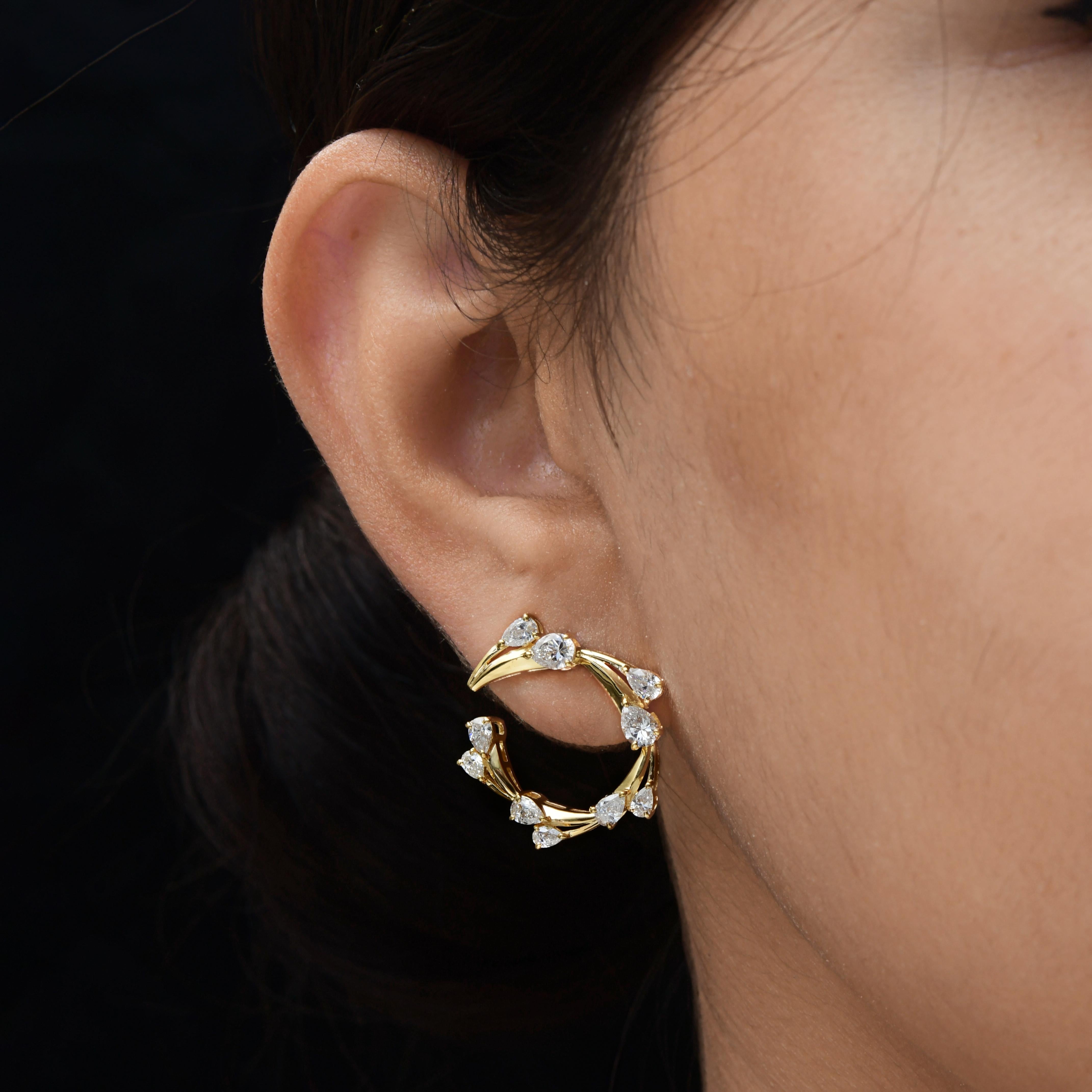 Orecchini a cerchio aperti con diamanti da 2,25 carati SI/HI Gioielli in oro giallo 18 carati Questi orecchini a cerchio aperti ispirati alla vite offrono un delicato equilibrio tra forma organica e scintillio radioso. La struttura in tonalità oro