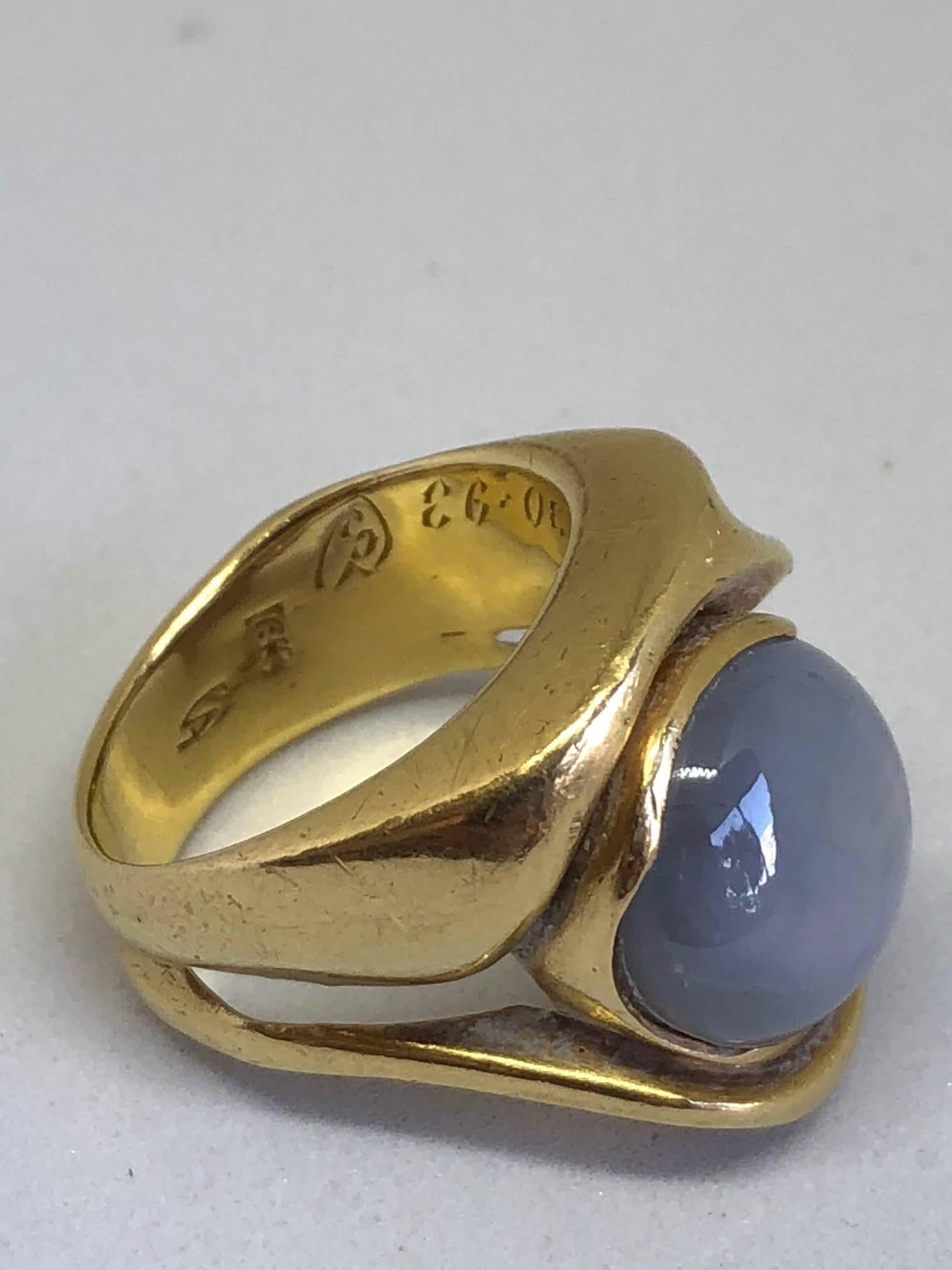 18karat Handsome,rare 22.5 carat “star” sapphire.
Star sapphire measures 15 x 13 mm
Ring measures 20 mm x 18 mm
Handsome Solid 18 karat gold


