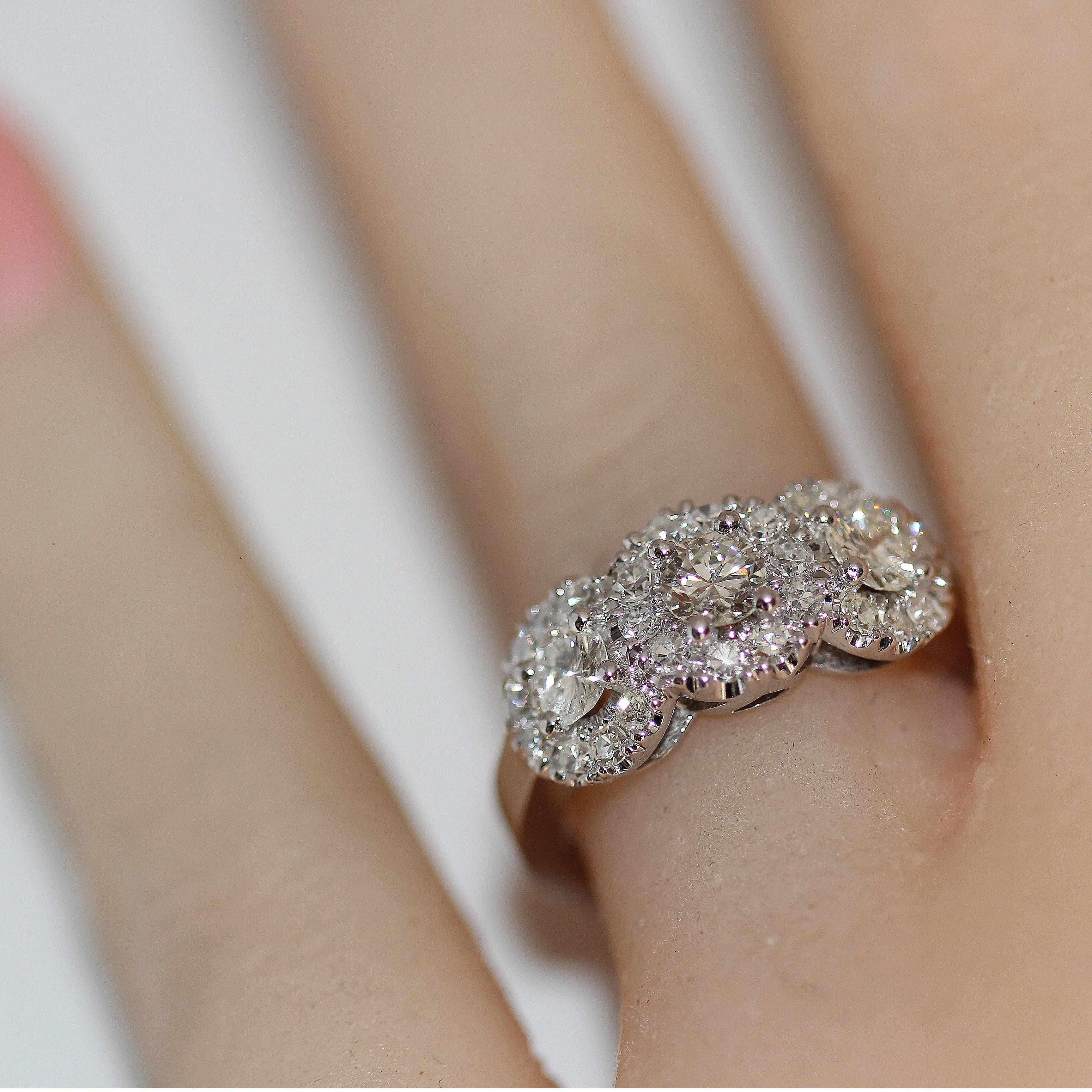Ungefähr 1,50 Karat, 3 Diamanten runder Halo-Verlobungsring, Ben Dannie (Zeitgenössisch) im Angebot