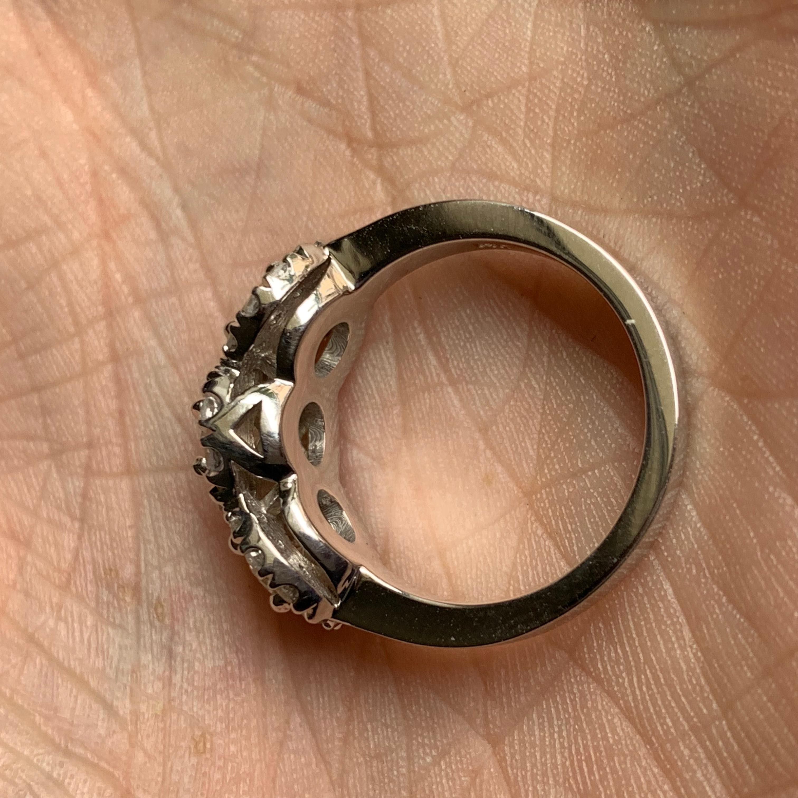 Ungefähr 1,50 Karat, 3 Diamanten runder Halo-Verlobungsring, Ben Dannie (Rundschliff) im Angebot