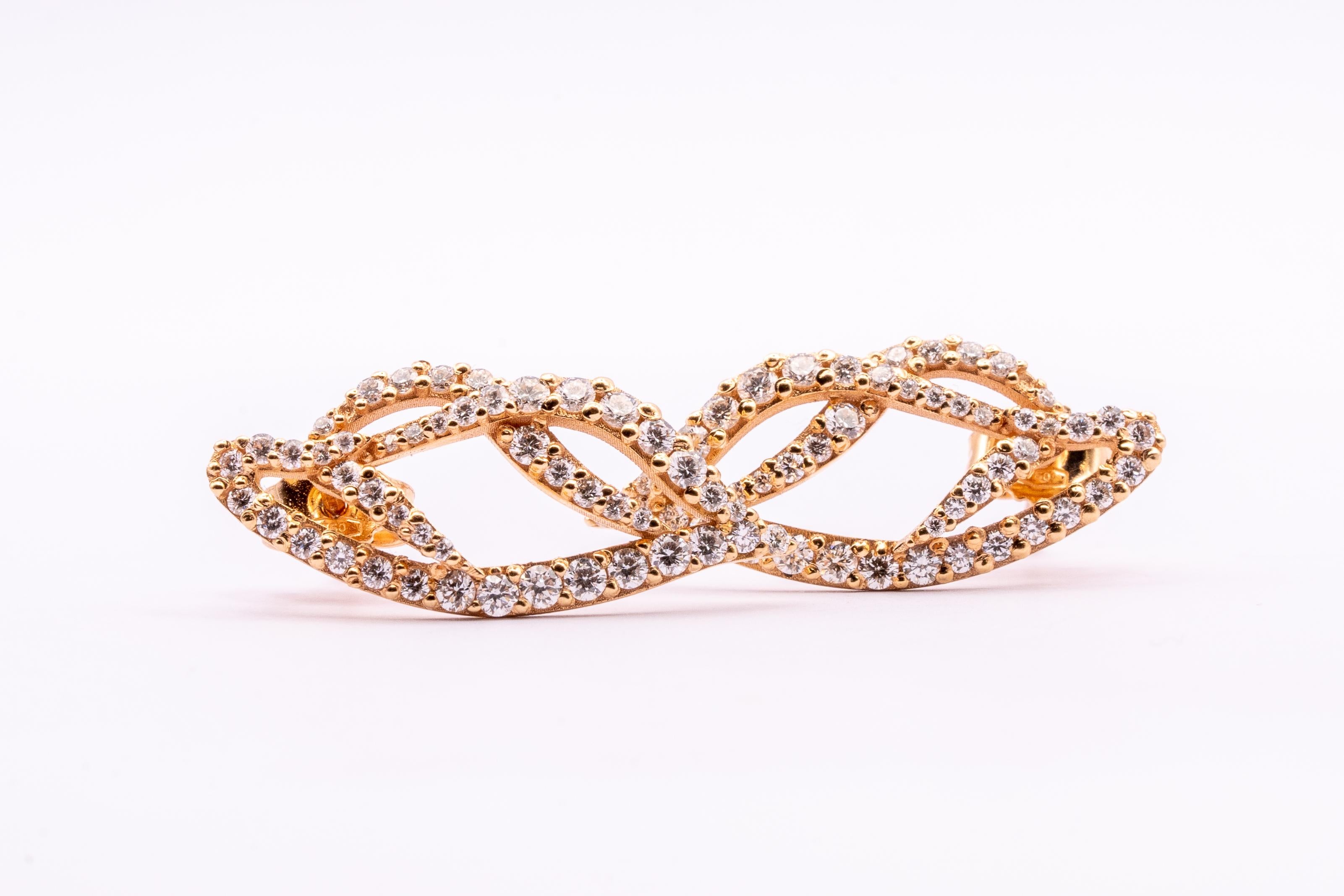 Diese wundervollen Leo Milano Ohrringe aus unserer Solari Collection zeigen in jedem Detail eine sehr komplizierte, aber perfekt ausgeführte Verarbeitung. 18 Karat Gelbgold  Die Ohrringe wiegen 4,85 Gramm Diamanten von 2,25 Karat. 
Jedes Stück