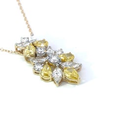 Halskette mit Blumenmotiv aus 14-karätigem Gelbgold mit einem gelben und weißen, im Labor gezüchteten Diamanten von 2,25 Karat