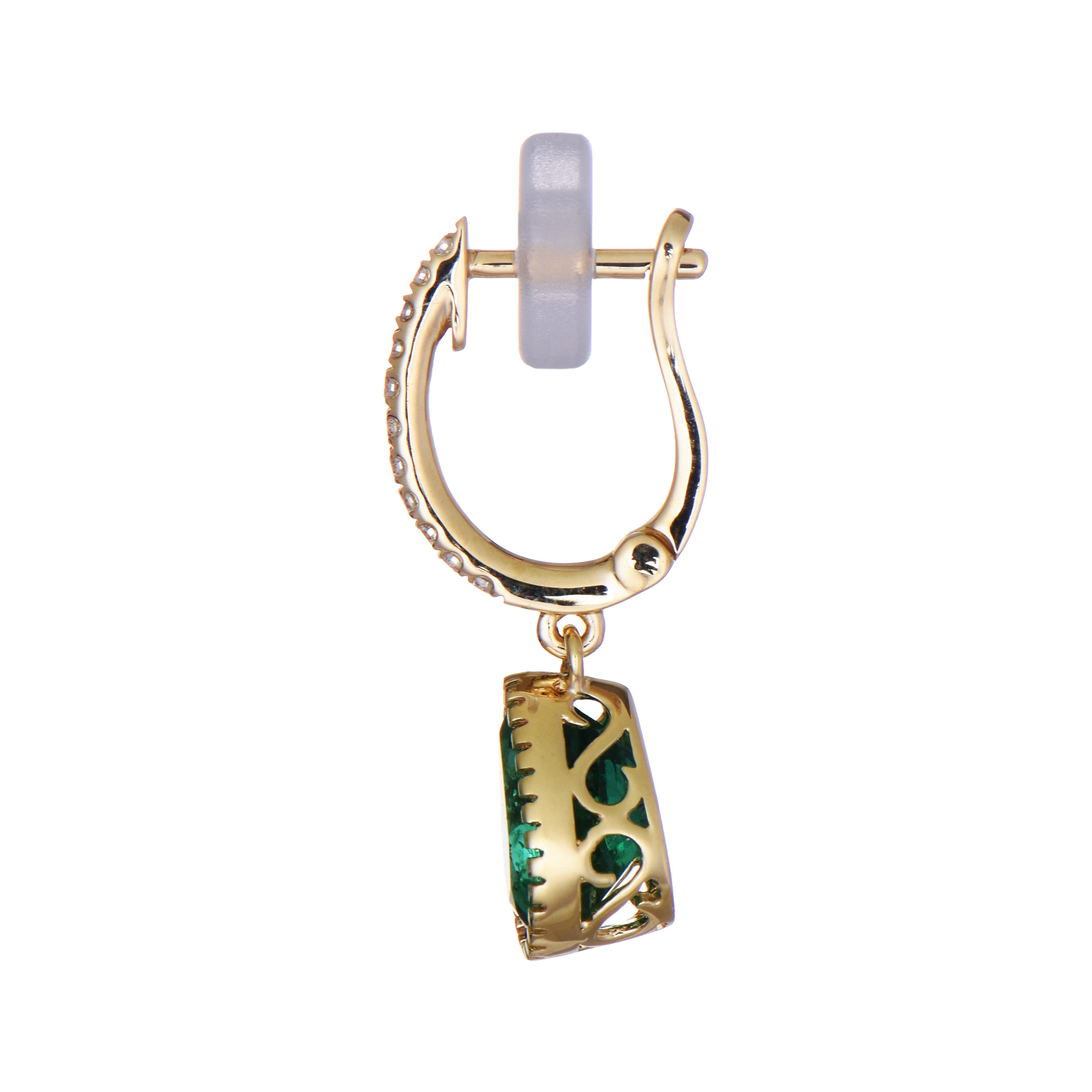 Questi eleganti orecchini a goccia sono caratterizzati da splendide gemme di smeraldo taglio pera incastonate in oro giallo e impreziosite da scintillanti diamanti bianchi lungo la parte anteriore del cerchio.

2 gemme di smeraldo: 2,12 carati,