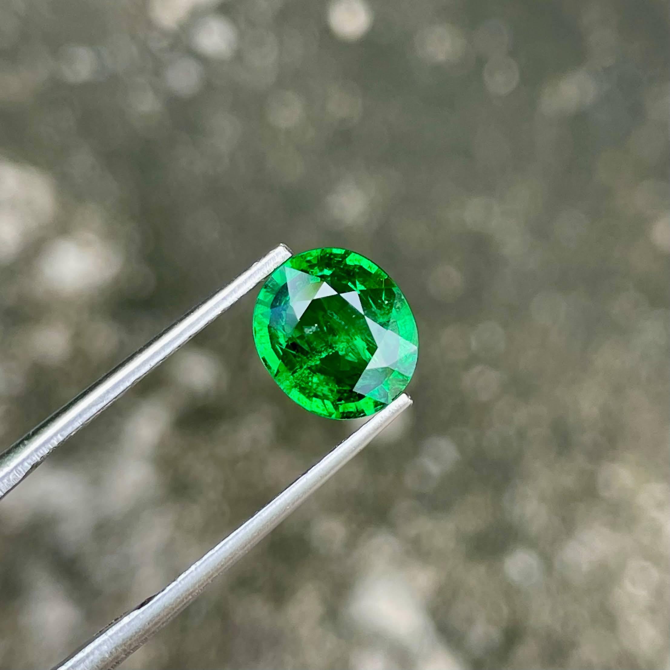 Moderno 2,25 carati di Greene & Greene Leaf, pietra granata keniota dal taglio ovale in vendita
