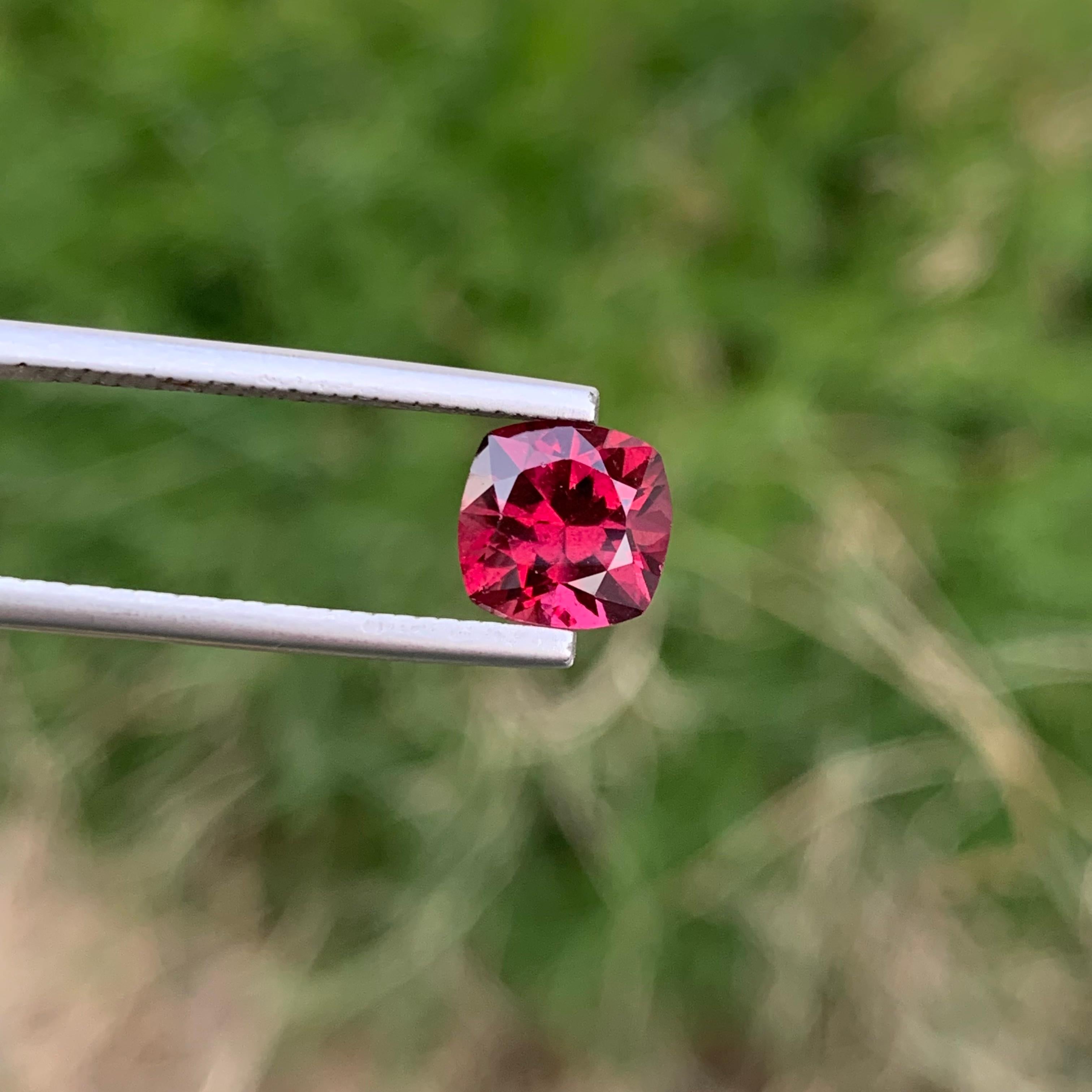 Pierre précieuse grenat rhodolite rouge non sertie de 2,25 carats provenant d'une mine de Madagascar en vente 2