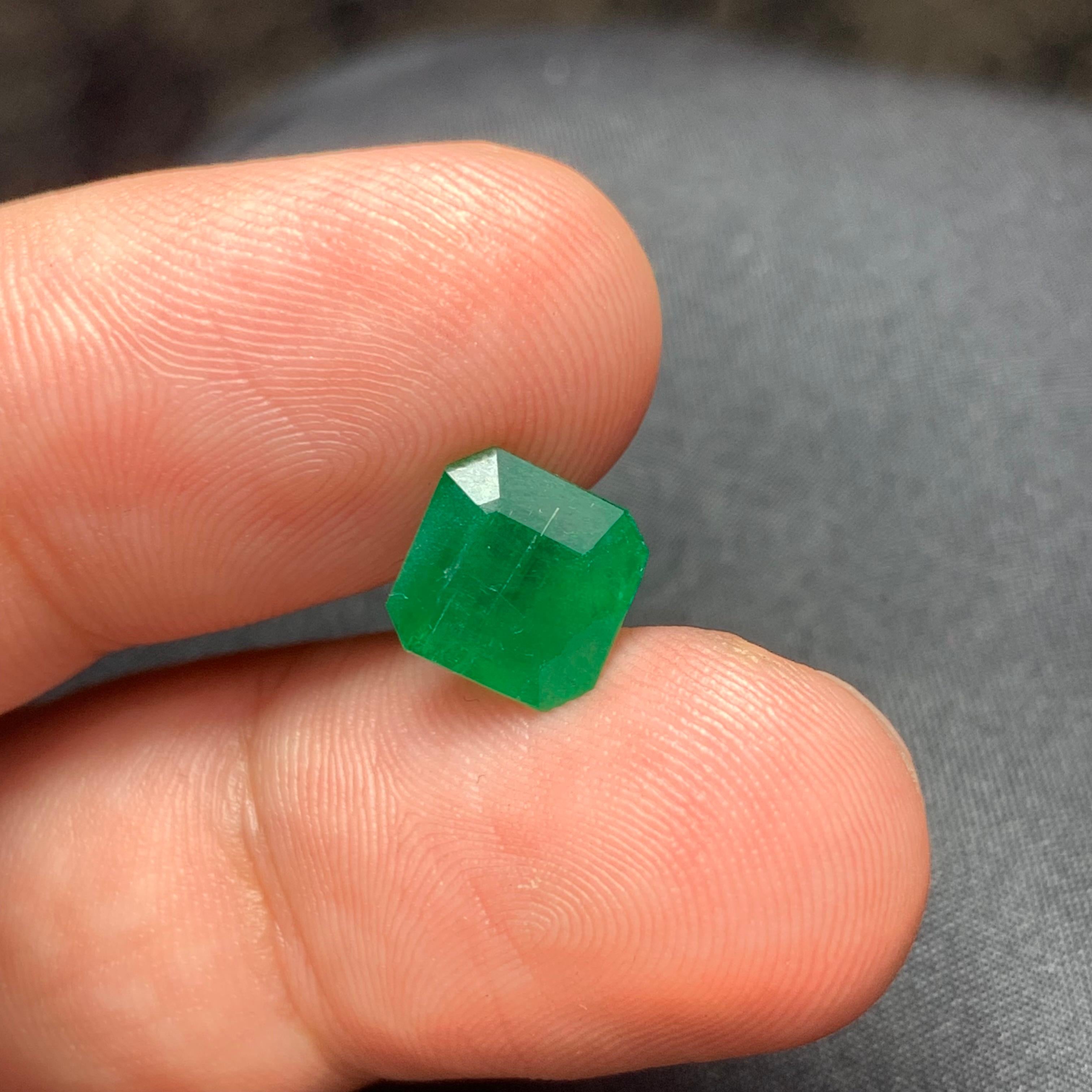 Facettierter Smaragd
Gewicht: 2,25 Karat
Abmessung: 8x8x5.3 Mm
Behandlung: Nicht
Farbe: Grün
Zertifikat: Auf Kundenwunsch
Herkunft: Sambia
Smaragdbergbau in Sambia

Sambia ist einer der weltweit führenden Produzenten von hochwertigen Smaragden. In