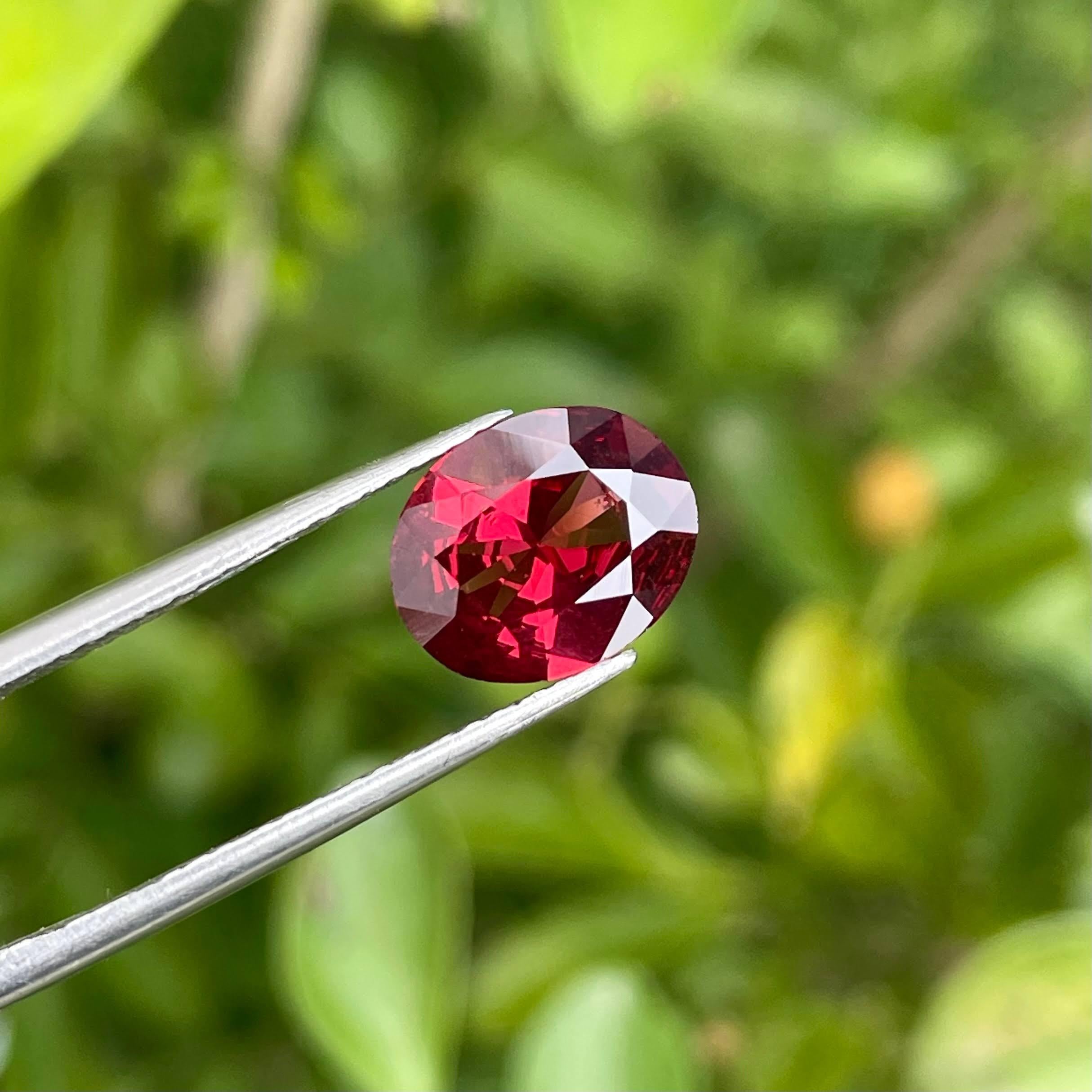 Poids 2,25 carats 
Dimensions 9,60x7,80x4,3 mm
Traitement aucun 
Origine Madagascar 
Clarté VVS
Forme ovale 
Coupe ovale fantaisie 



La pierre grenat rougeâtre de 2,25 carats, méticuleusement taillée en ovale, émane l'allure ardente de la beauté