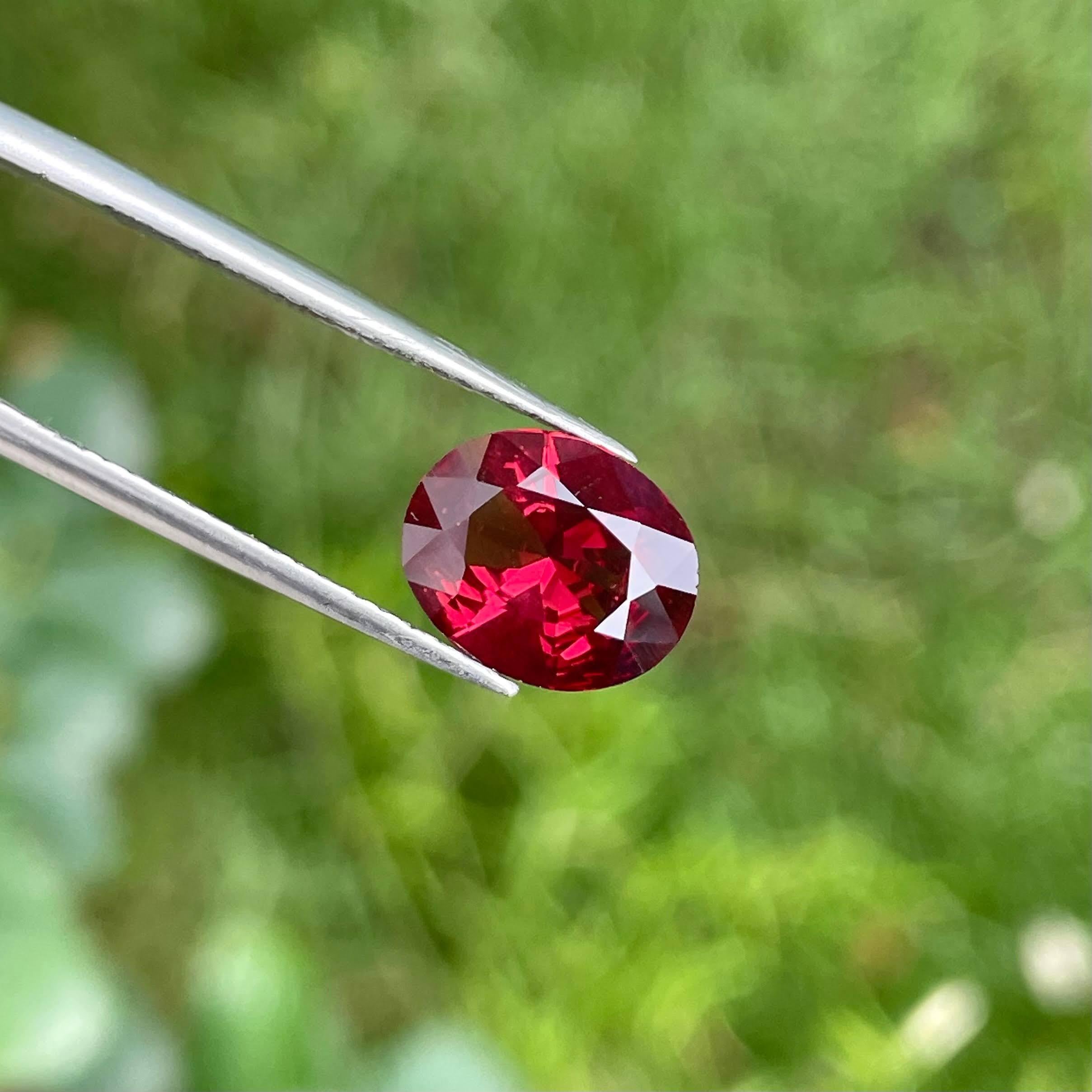 Moderne 2.25 Carats Reddish Loose Garnet Stone Oval Cut Natural Tanzanian Gemstone (pierre précieuse tanzanienne) en vente