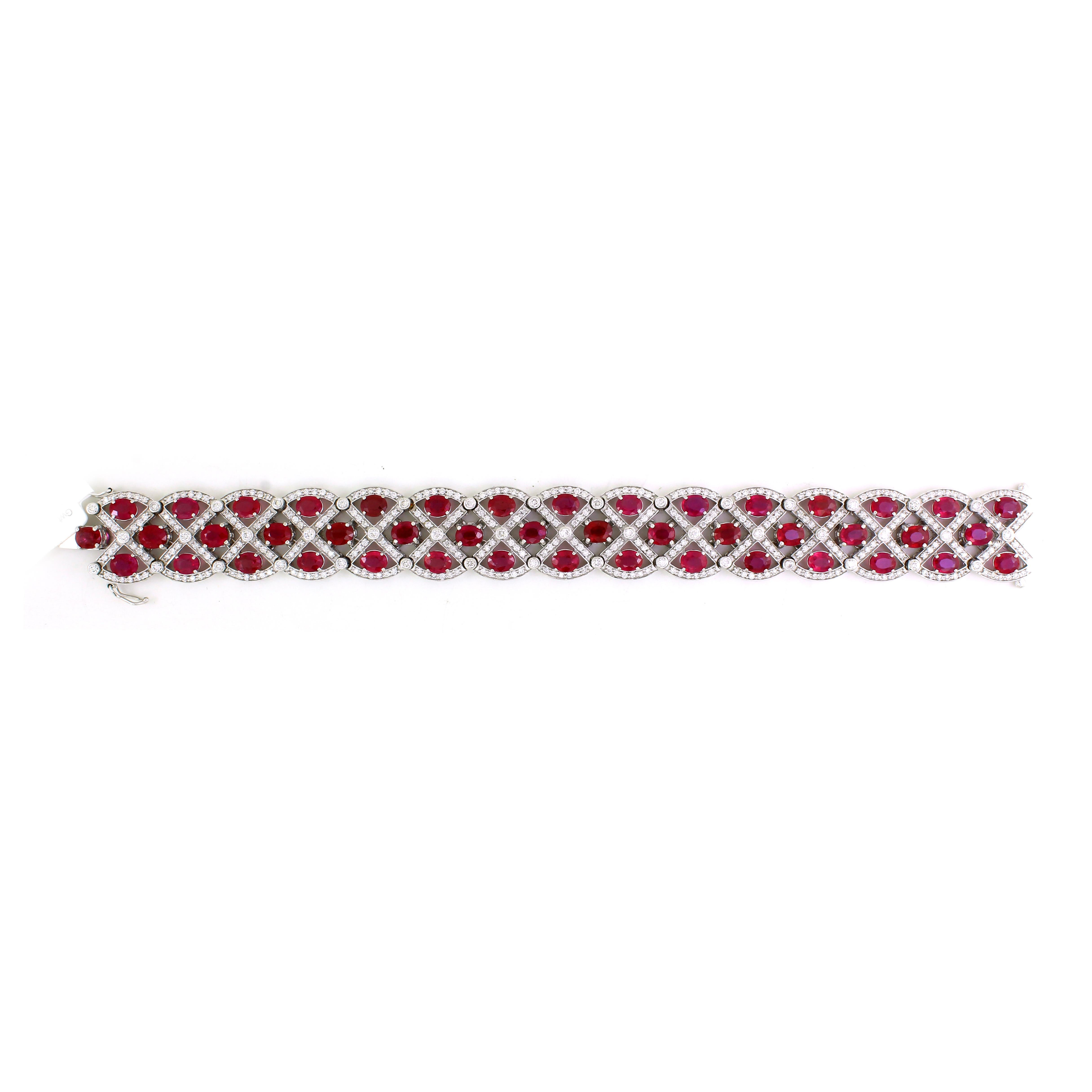 Elegance et opulence se rejoignent dans ce superbe bracelet orné de 45 rubis de forme ovale, chacun possédant une allure riche et ardente. D'un poids total de 22,47 carats, ces rubis sont solidement maintenus dans une monture délicate mais robuste à