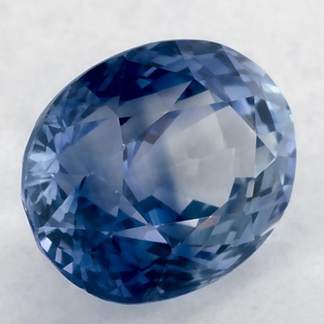 Este zafiro azul natural ofrece elegancia y sofisticación. Con su rica saturación de color y su corte preciso, es la pieza central perfecta para un anillo de compromiso o un diseño de joyería de lujo.

Este zafiro es originario de Sri Lanka