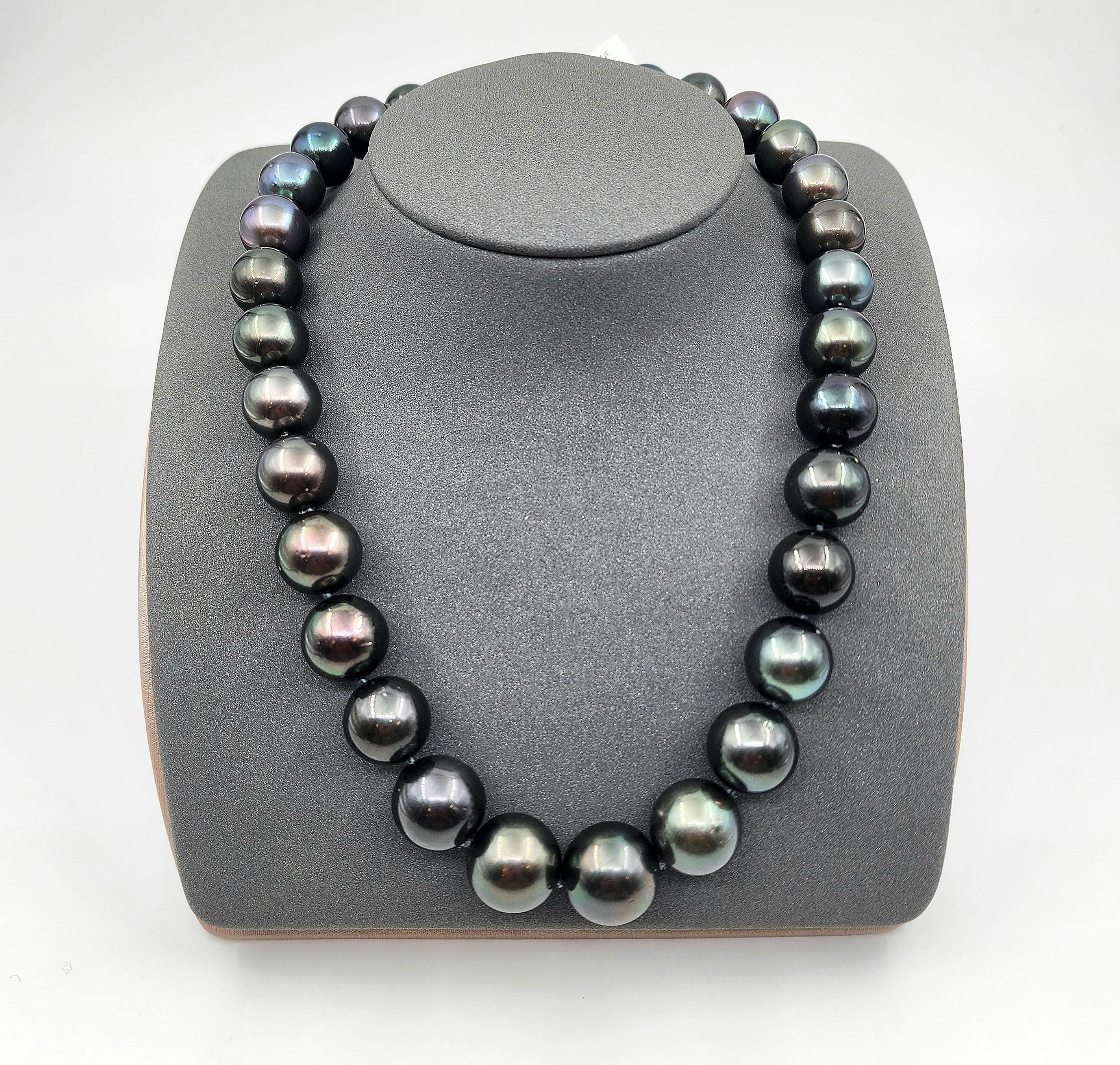 Questa bellissima collana di perle nere di Tahiti va da 12 mm a 16,30 mm. La chiusura è dotata di 114 diamanti tondi e brillanti  del peso di 2,25 ct. I diamanti hanno un colore E/F, una purezza VS1 e sono incastonati in oro bianco 18 carati. Un