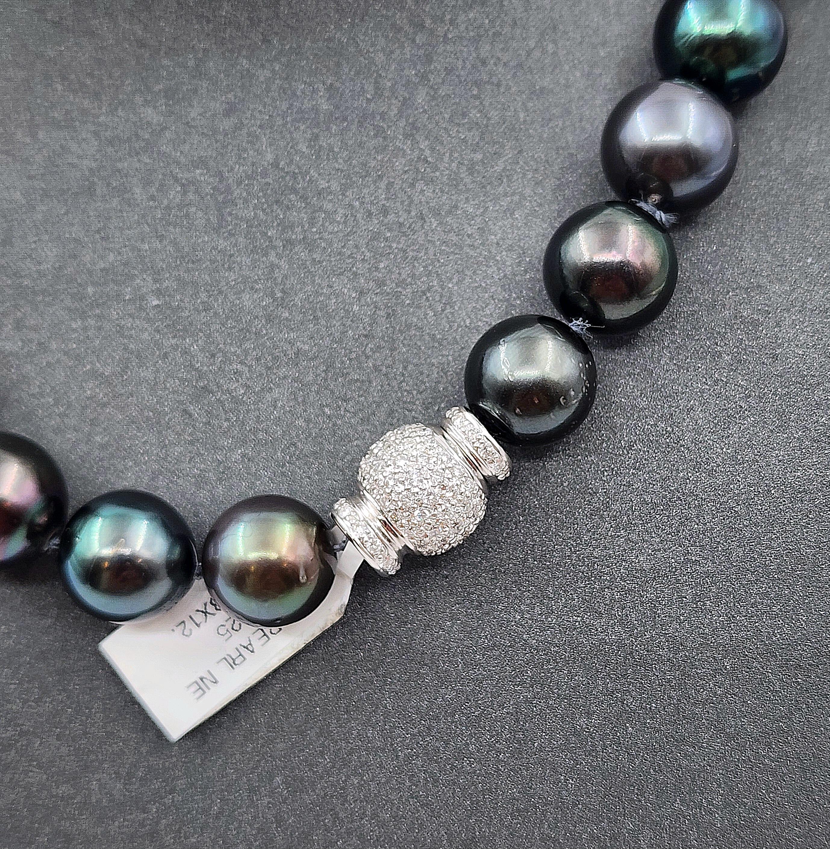 Taglio rotondo Collana con diamanti da 2,25 carati e perle nere di Tahiti Nature in vendita