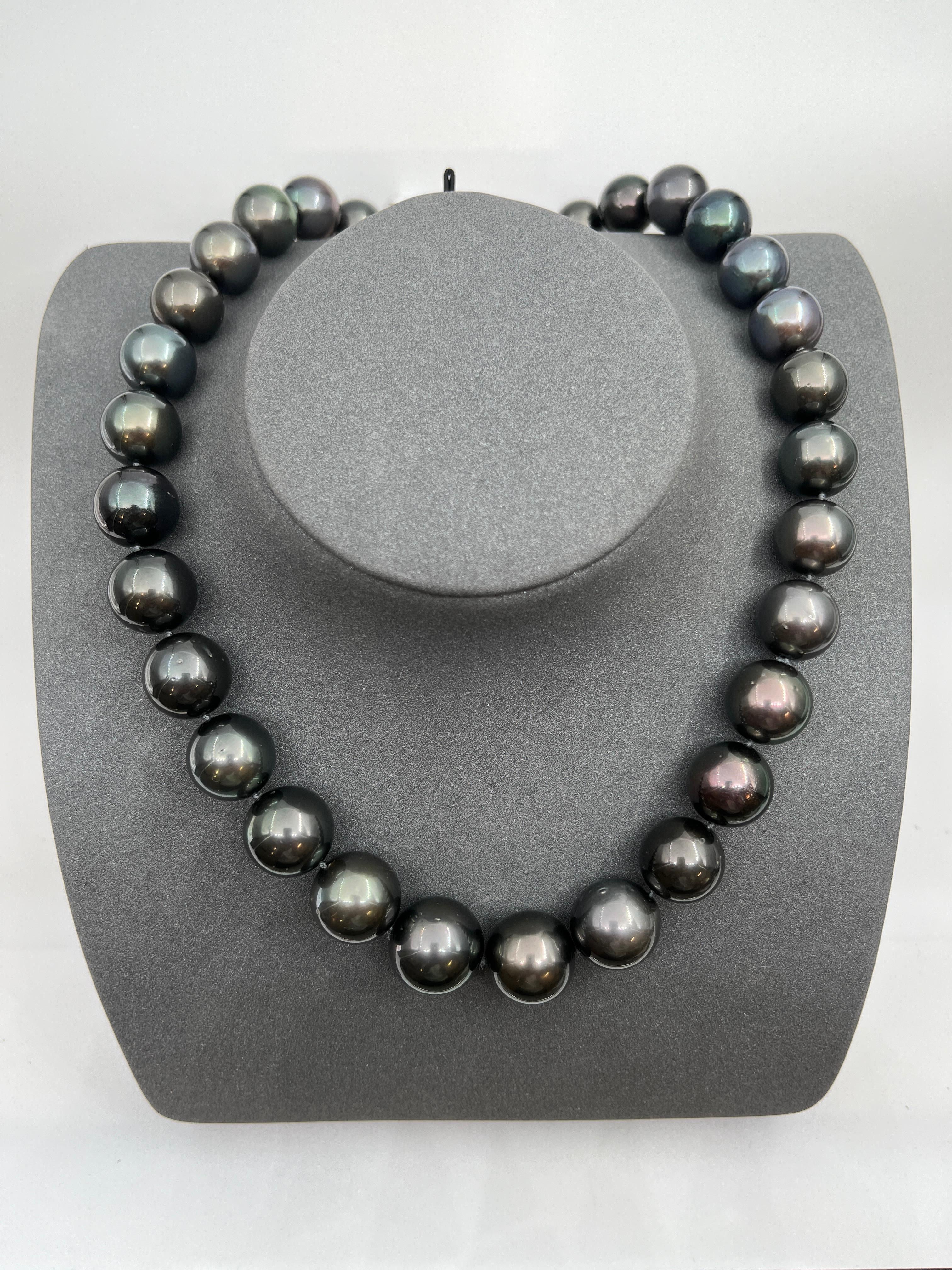2.25 ct Diamond Clasp & Natural Black Tahitian Pearl Necklace In New Condition For Sale In Chicago, IL